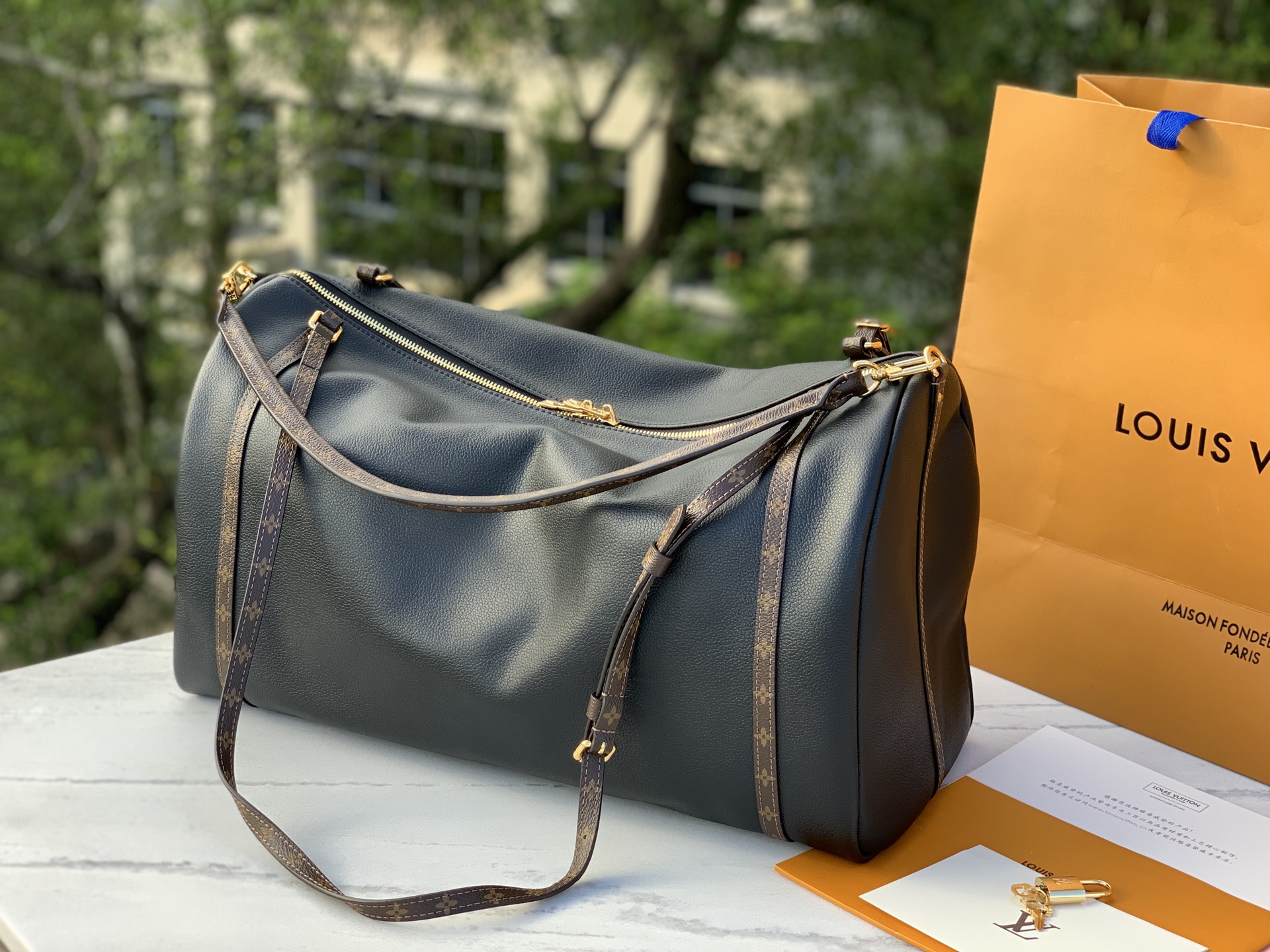 【原厂特惠】 💰1330  m26037
尺寸：20 × 27 × 45cm
LV Express Travel 大号旅行袋，渠道出品 |以经典 Keepall，注入温婉气质！包身采用细粒面牛皮革，搭配 Monogram 帆布元素，兼顾质感与辨识度。
包身柔软，内部空间充足，能轻松容纳出行所需物品。配有可调节手柄和可拆卸的辊压皮革手柄，可根据需求灵活选择背携方式。
