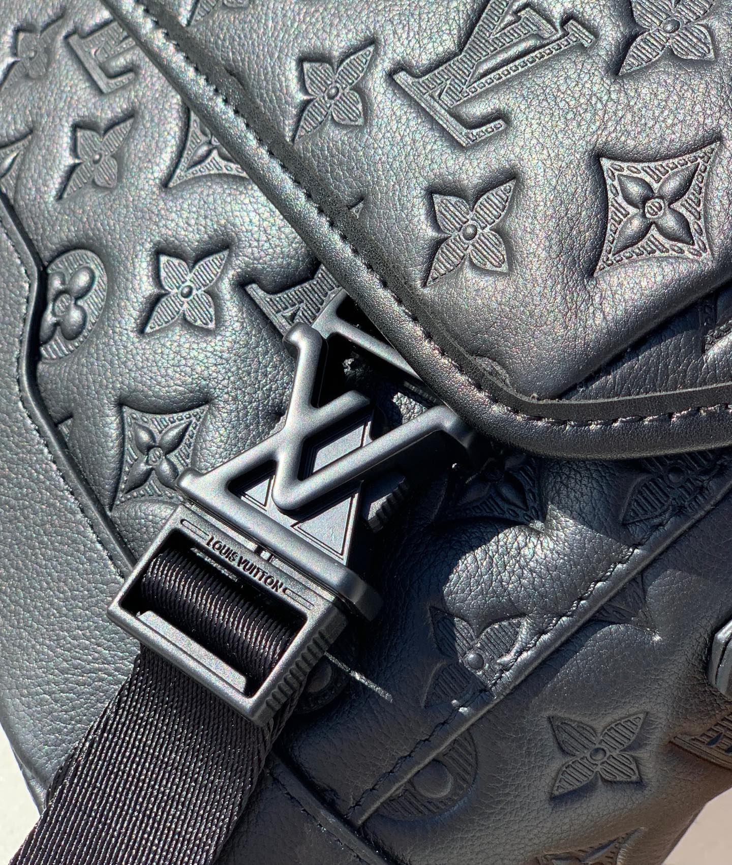 🌼 m25121尺寸：33×22.5×11cm新款出货，LV Voyager PM小号邮差包，经典Mon