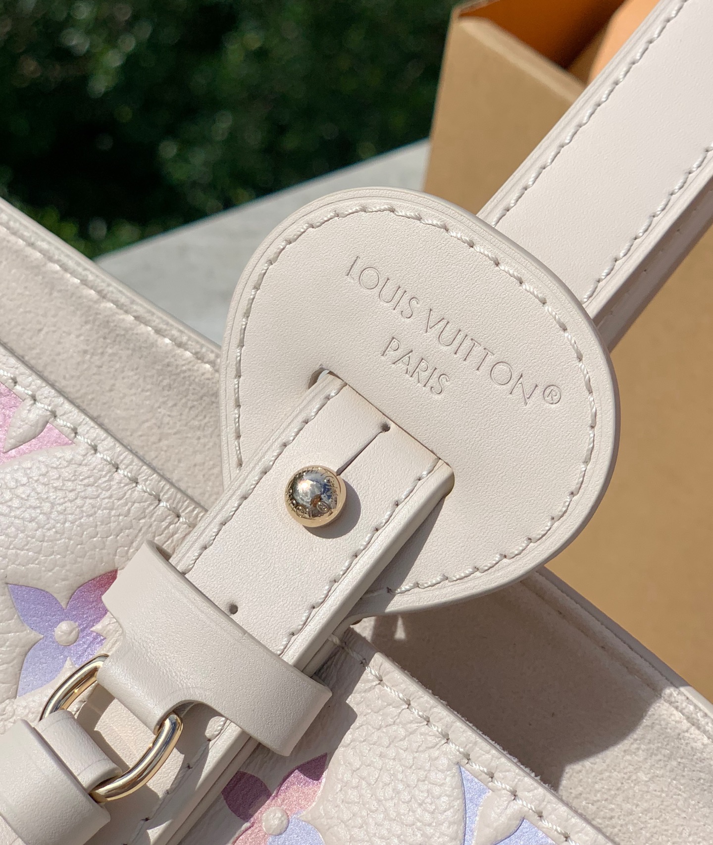 🌼 m25673尺寸：18x 16 x 12CM最新爆款幻彩Allin BB水桶包它来噜❗️谁能拒绝一只