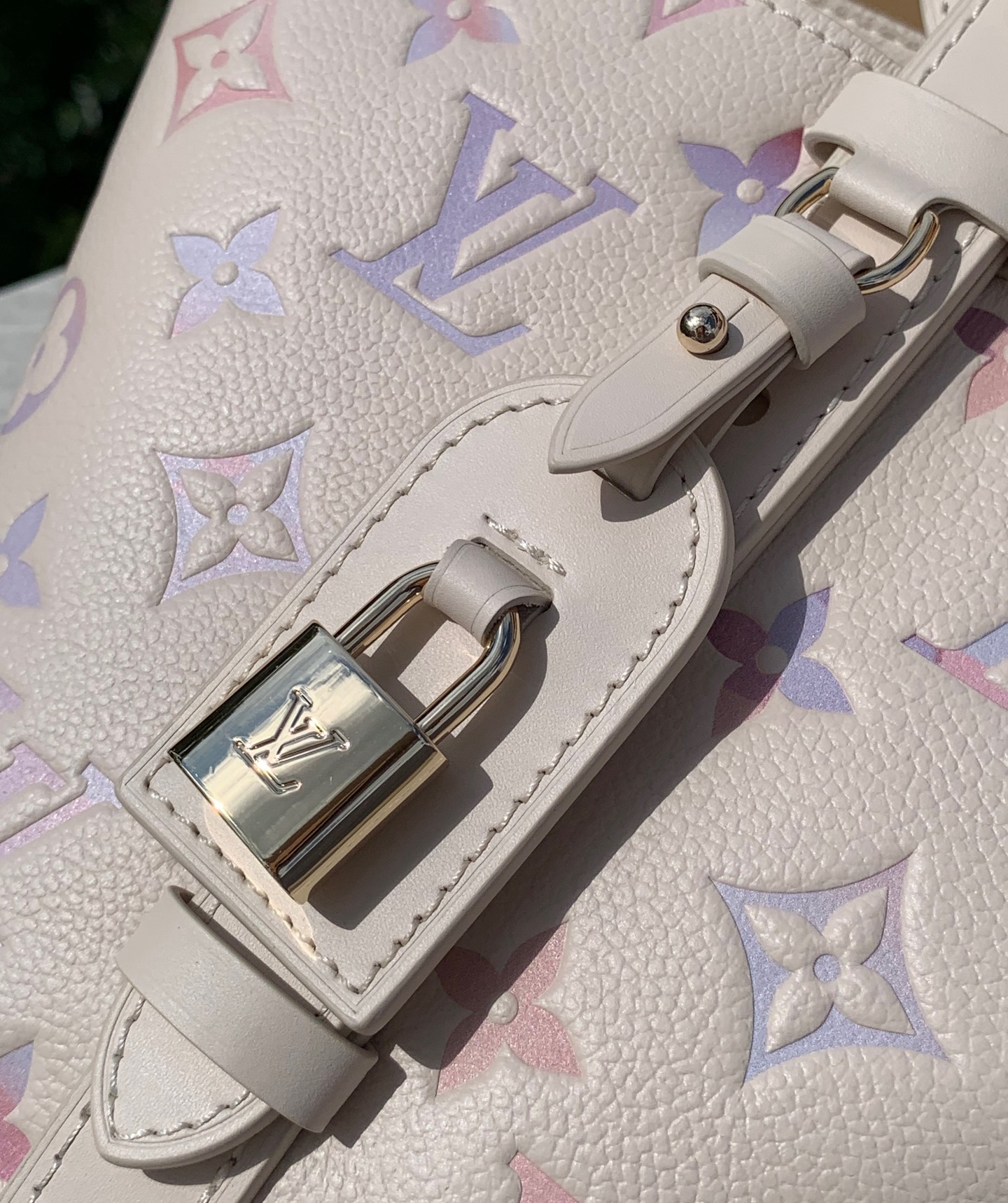 🌼 m25673尺寸：18x 16 x 12CM最新爆款幻彩Allin BB水桶包它来噜❗️谁能拒绝一只