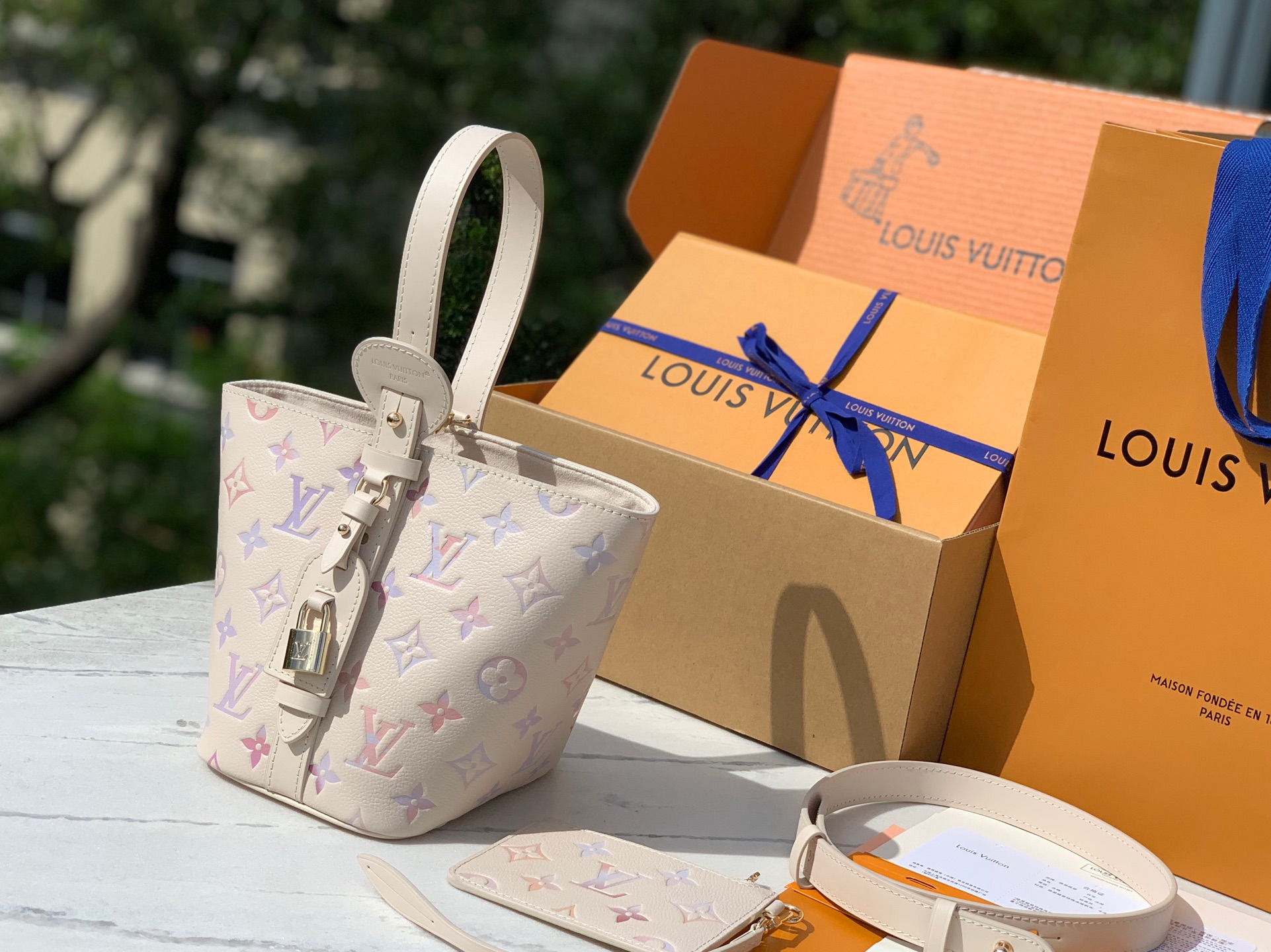 🌼 m25673尺寸：18x 16 x 12CM最新爆款幻彩Allin BB水桶包它来噜❗️谁能拒绝一只