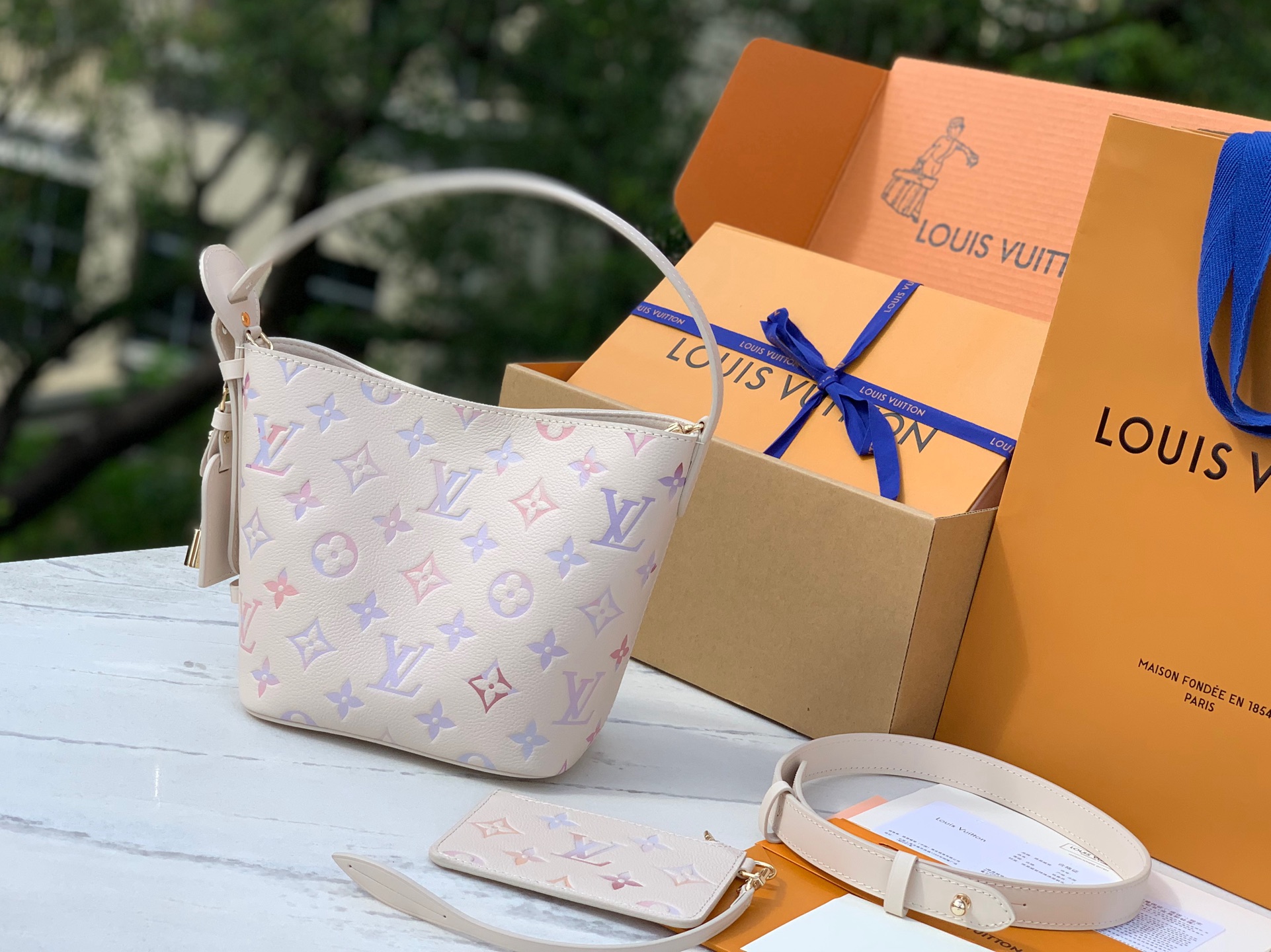 🌼 m25673尺寸：18x 16 x 12CM最新爆款幻彩Allin BB水桶包它来噜❗️谁能拒绝一只