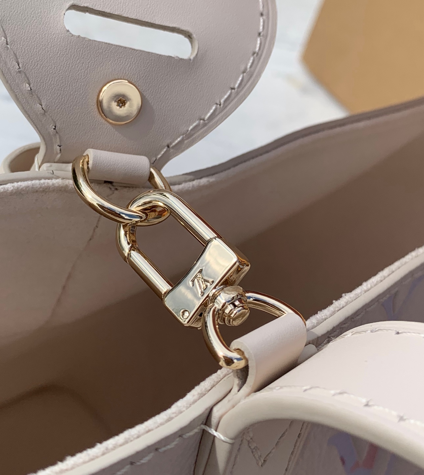 🌼 m25673尺寸：18x 16 x 12CM最新爆款幻彩Allin BB水桶包它来噜❗️谁能拒绝一只