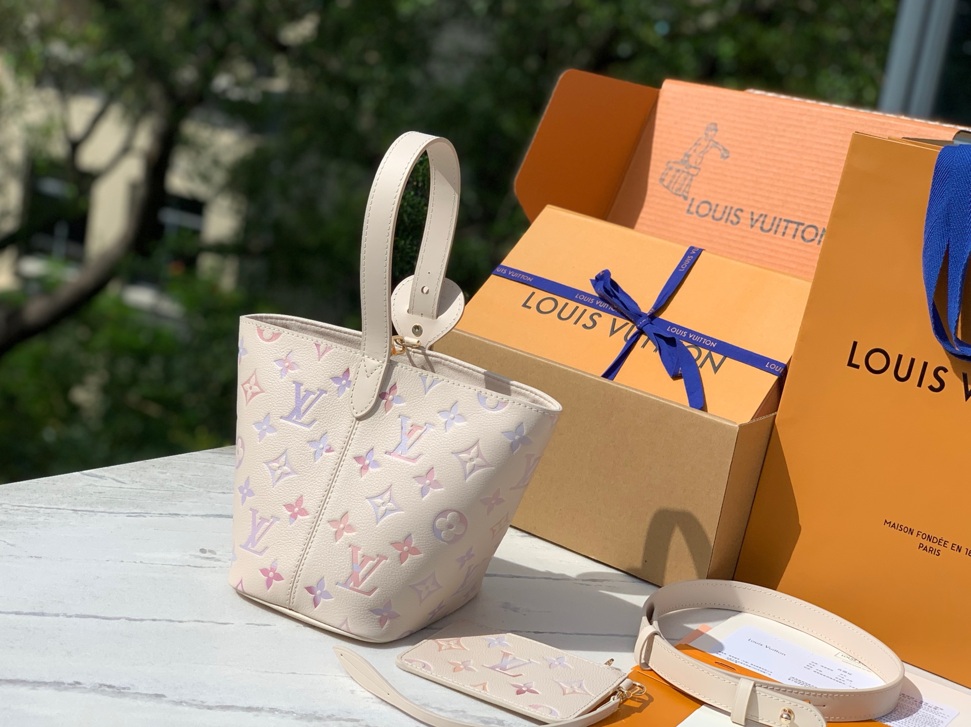 🌼 m25673尺寸：18x 16 x 12CM最新爆款幻彩Allin BB水桶包它来噜❗️谁能拒绝一只