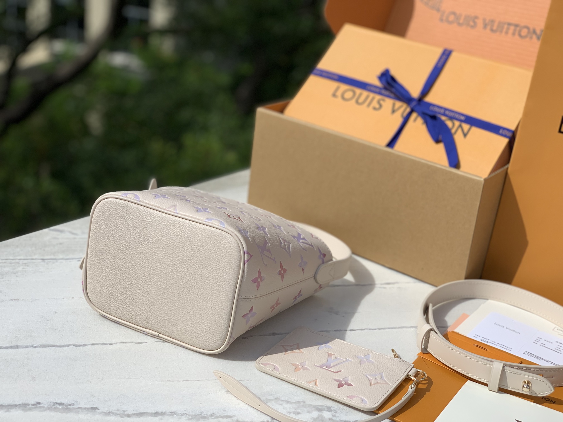 🌼 m25673尺寸：18x 16 x 12CM最新爆款幻彩Allin BB水桶包它来噜❗️谁能拒绝一只