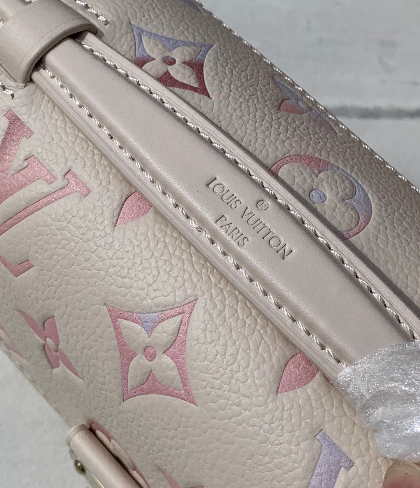 🌼 m25682尺寸：21.5×6×13.5cmLV East West Métis小号邮差包，一出场就