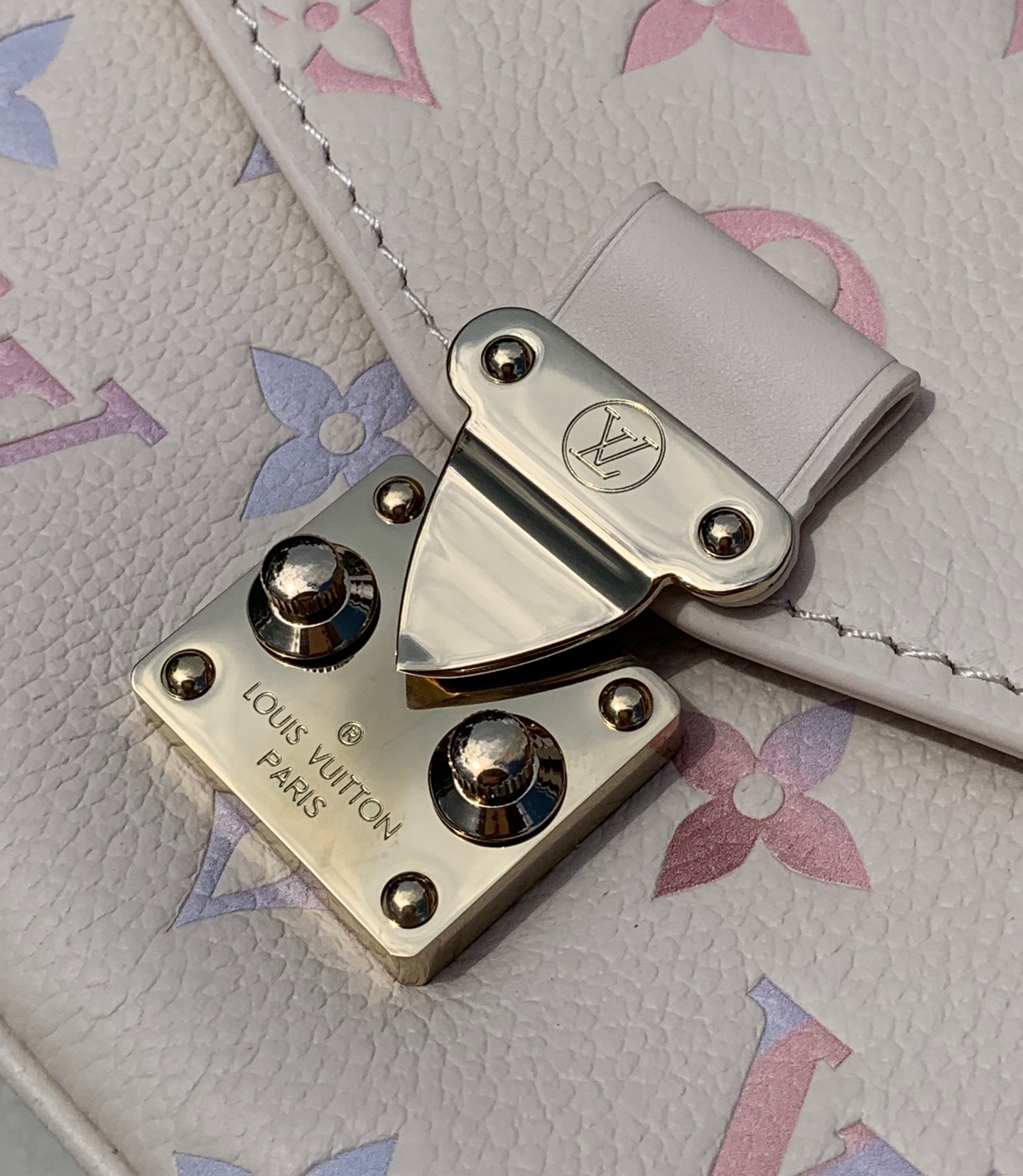 🌼 m25682尺寸：21.5×6×13.5cmLV East West Métis小号邮差包，一出场就