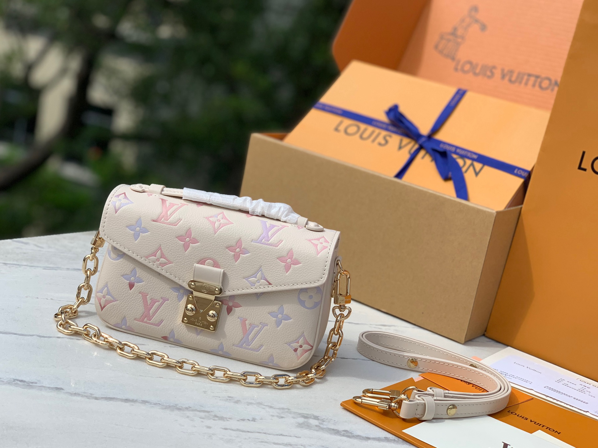 🌼 m25682尺寸：21.5×6×13.5cmLV East West Métis小号邮差包，一出场就