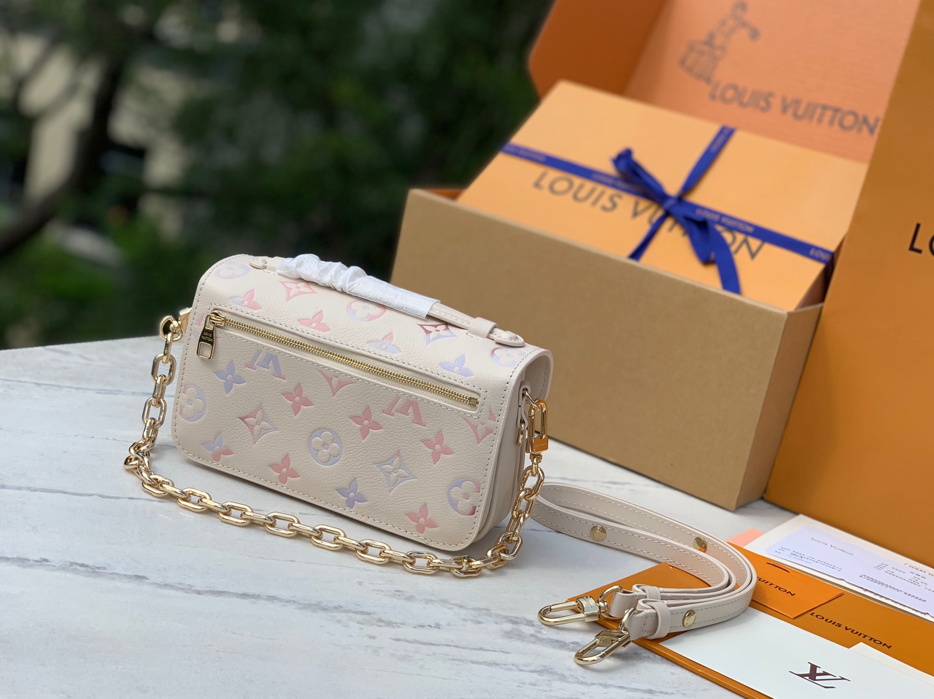 🌼 m25682尺寸：21.5×6×13.5cmLV East West Métis小号邮差包，一出场就