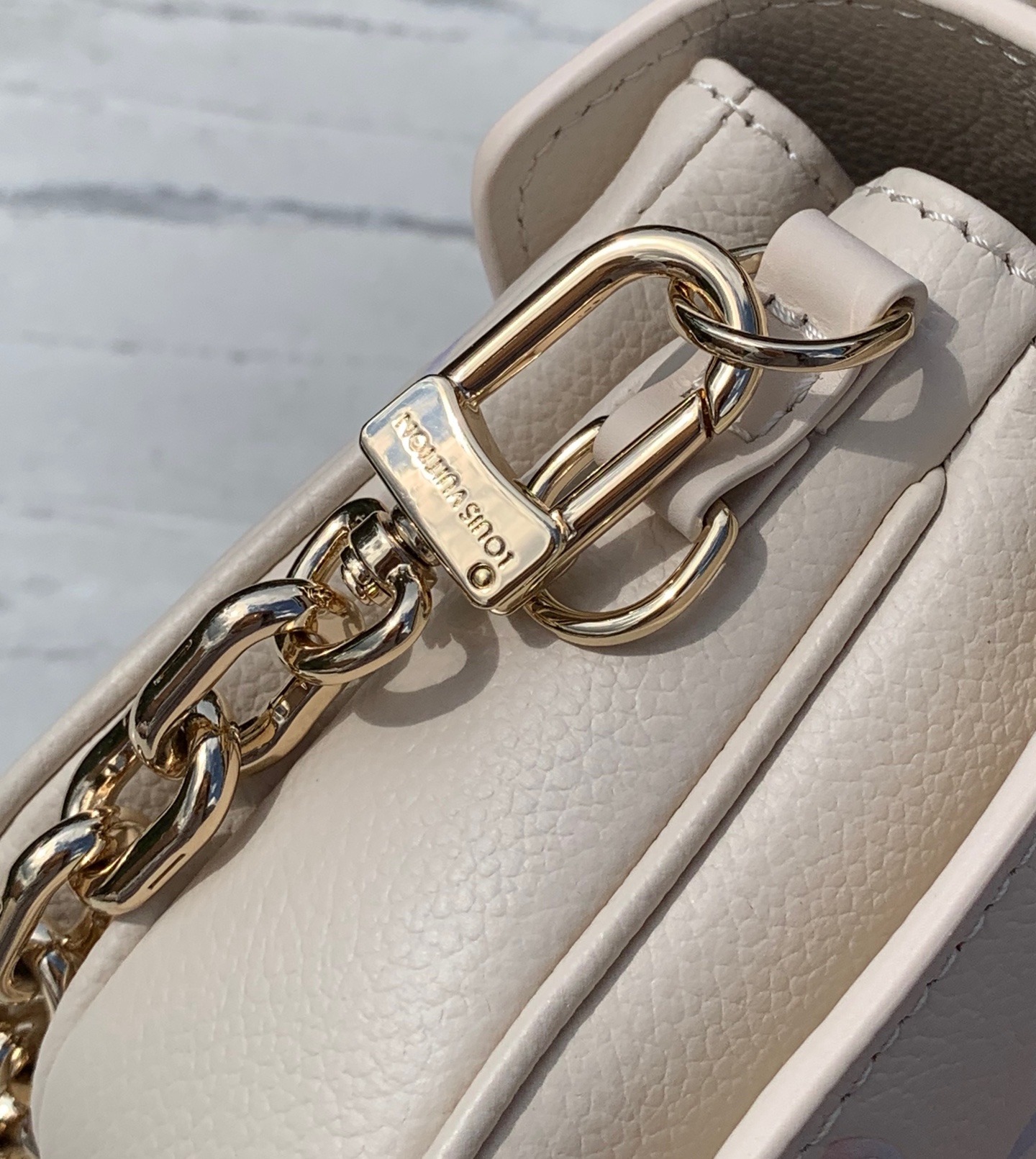 🌼 m25682尺寸：21.5×6×13.5cmLV East West Métis小号邮差包，一出场就