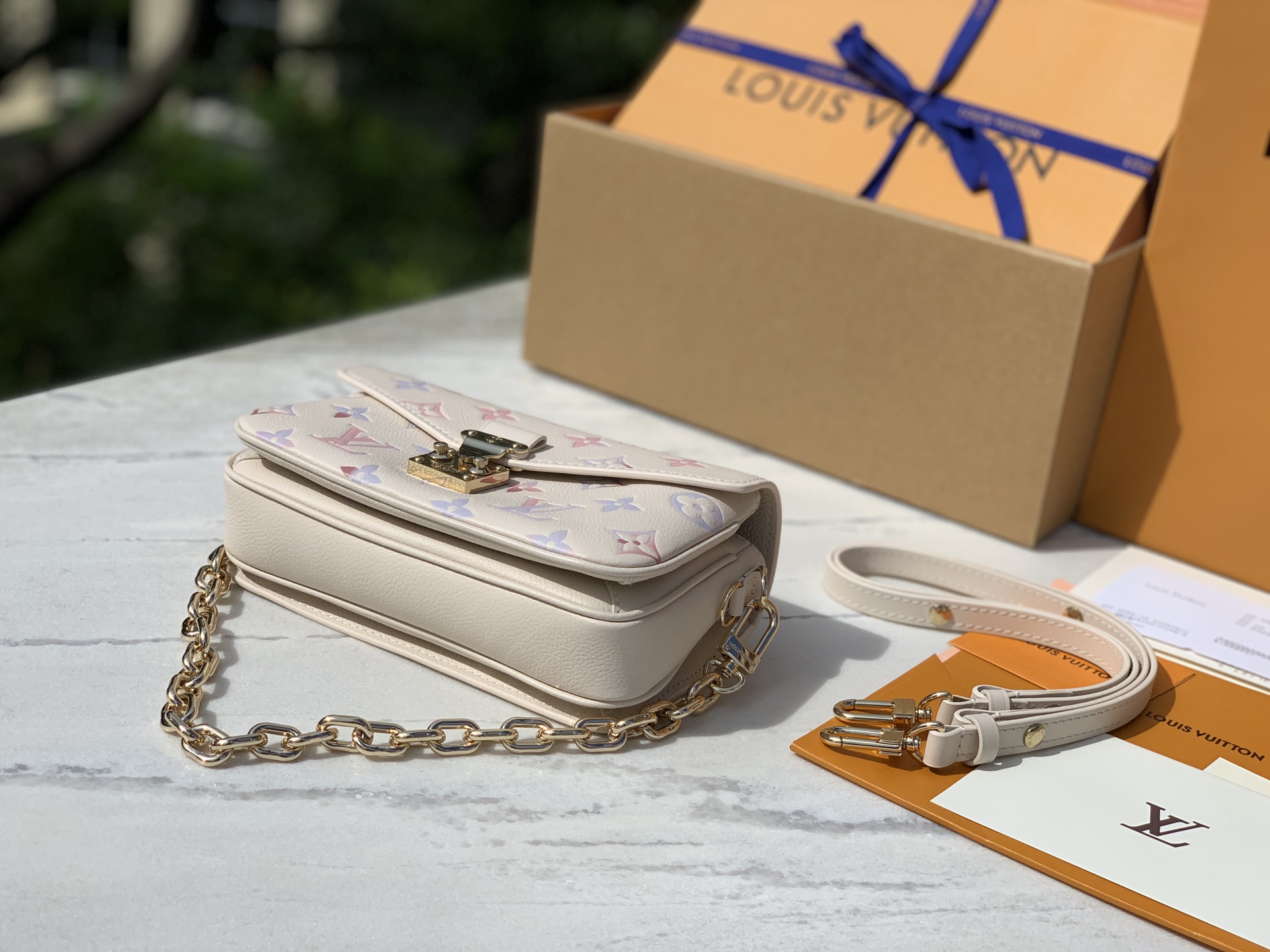 🌼 m25682尺寸：21.5×6×13.5cmLV East West Métis小号邮差包，一出场就