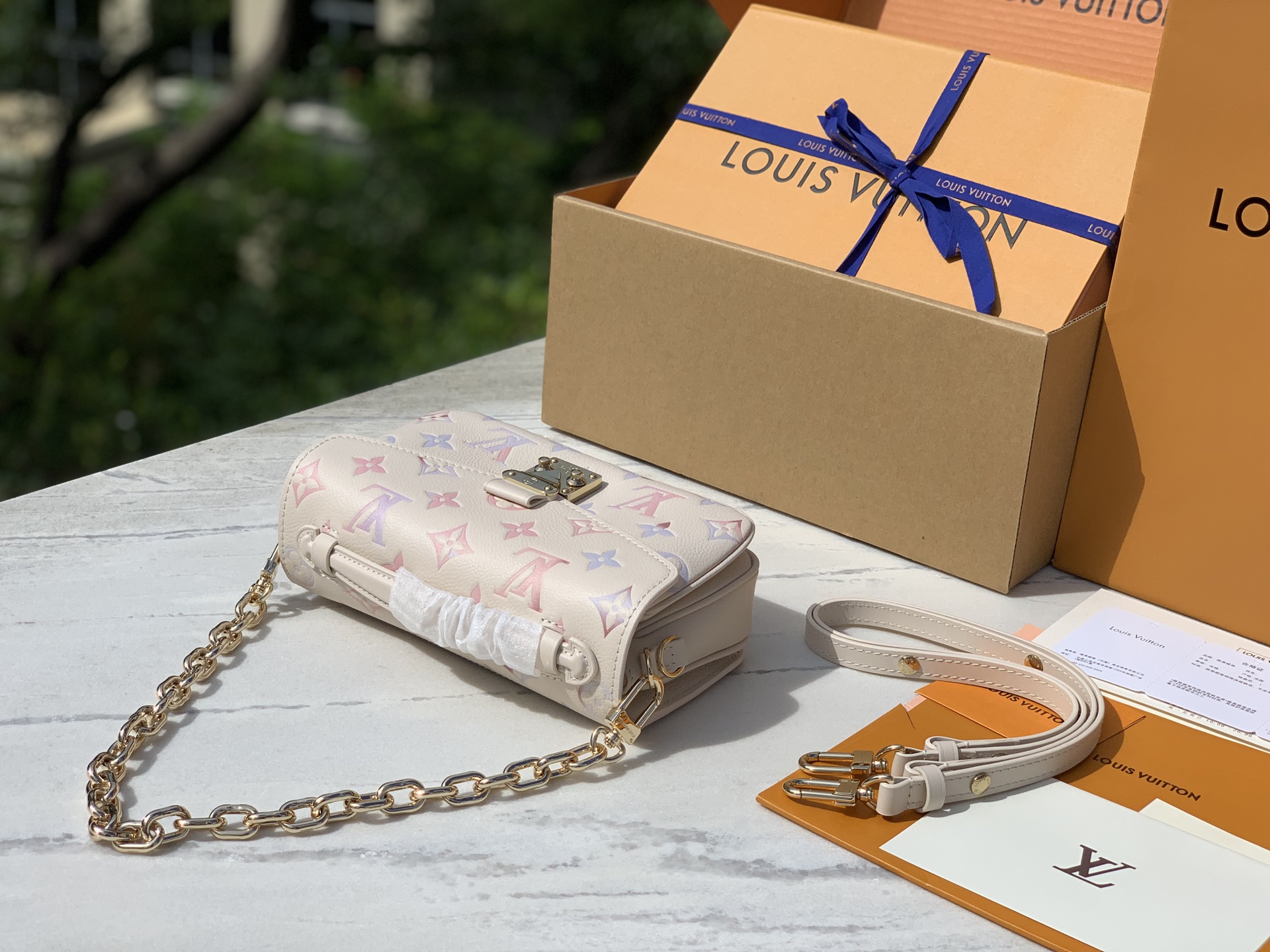 🌼 m25682尺寸：21.5×6×13.5cmLV East West Métis小号邮差包，一出场就