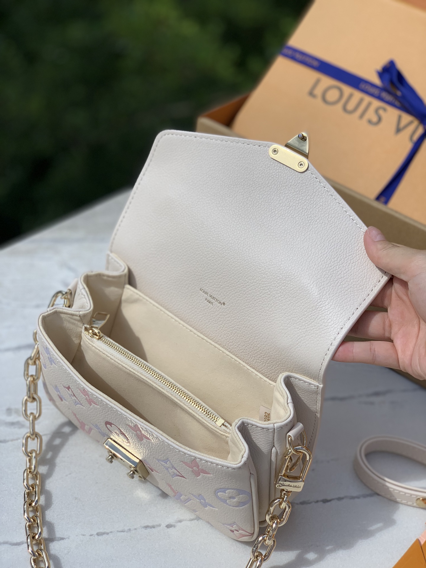 🌼 m25682尺寸：21.5×6×13.5cmLV East West Métis小号邮差包，一出场就