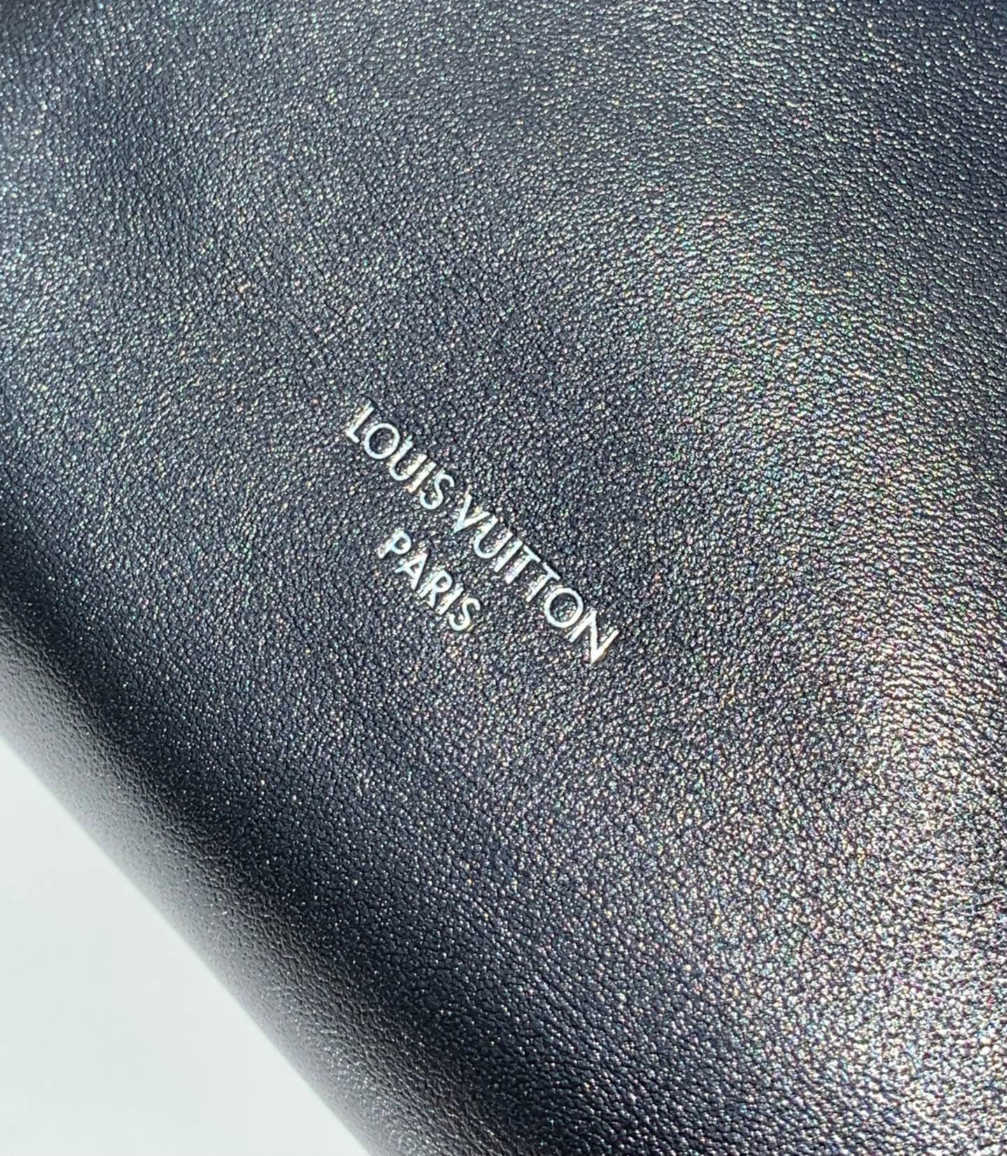 非市场普通货 进口皮料半钢五金 m25522尺寸：25×10×24cm香港渠道！LV Vibe系列的Of