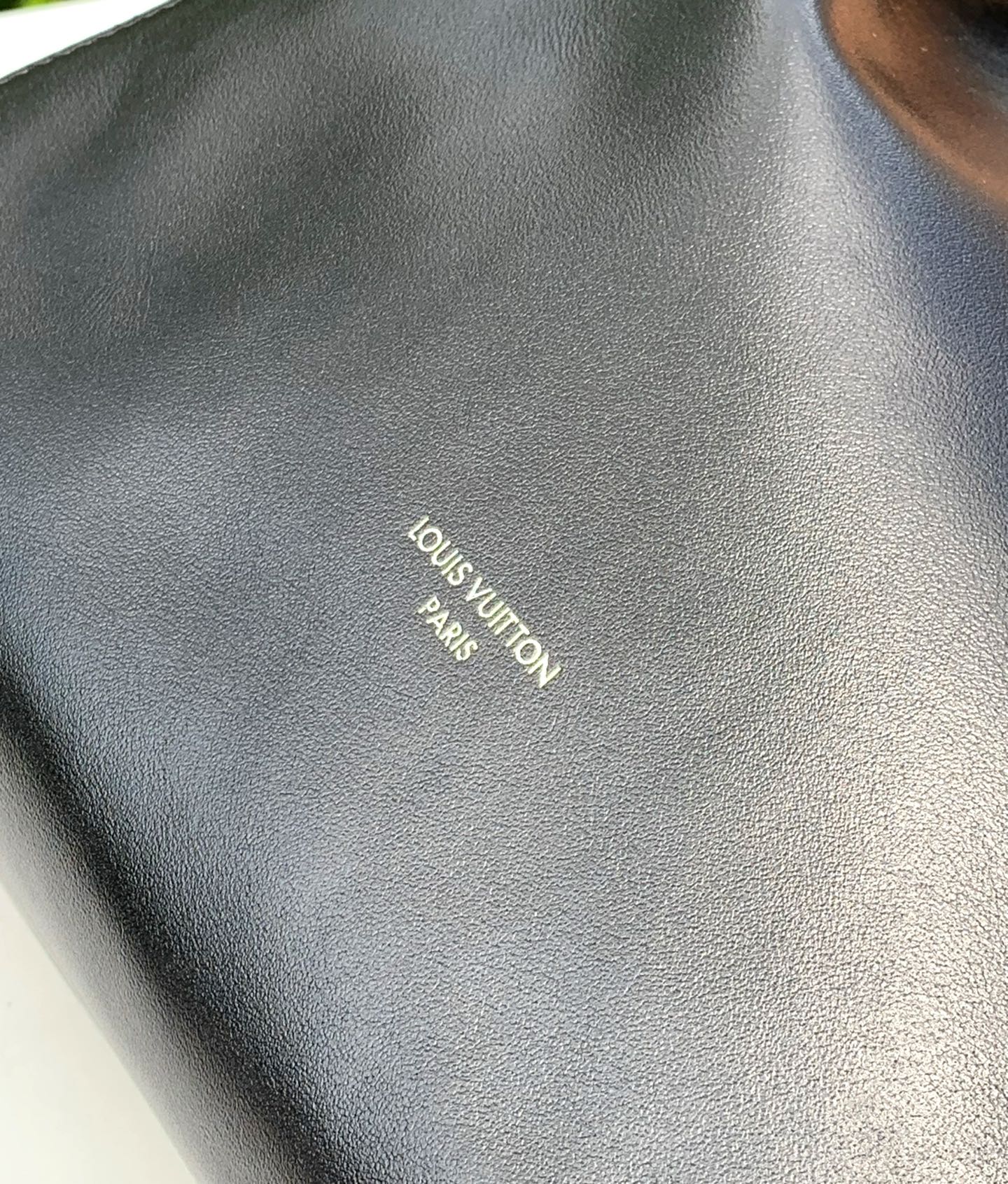 非市场普通货 进口皮料半钢五金  p1150
m25545
尺寸：33×24×11.5cm
香港渠道！LV OFF DUTY VIBE系列酷黑羊皮单肩包，松弛感时髦，该系列以酷飒全黑为主色调，两款核心单品——双肩包与中号手袋，均用质感细腻的羊皮革打造，搭配亮眼链条与LV标识，既保留高级感又不失随性；抽绳设计则兼顾了“能装”的实用性与“不费力”的松弛感，完美适配日常出街的炸场需求。