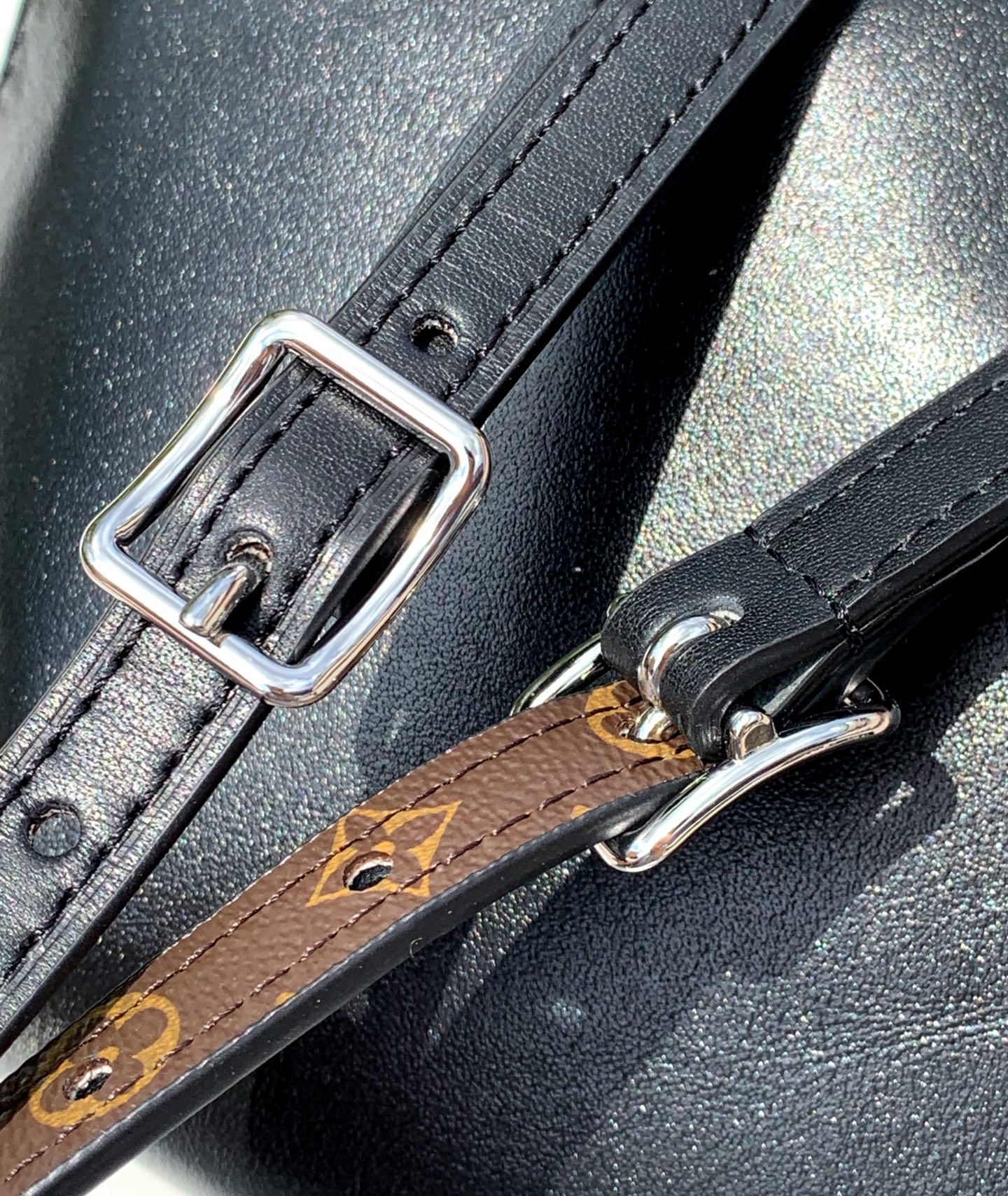 非市场普通货 进口皮料半钢五金  p1150
m25545
尺寸：33×24×11.5cm
香港渠道！LV OFF DUTY VIBE系列酷黑羊皮单肩包，松弛感时髦，该系列以酷飒全黑为主色调，两款核心单品——双肩包与中号手袋，均用质感细腻的羊皮革打造，搭配亮眼链条与LV标识，既保留高级感又不失随性；抽绳设计则兼顾了“能装”的实用性与“不费力”的松弛感，完美适配日常出街的炸场需求。