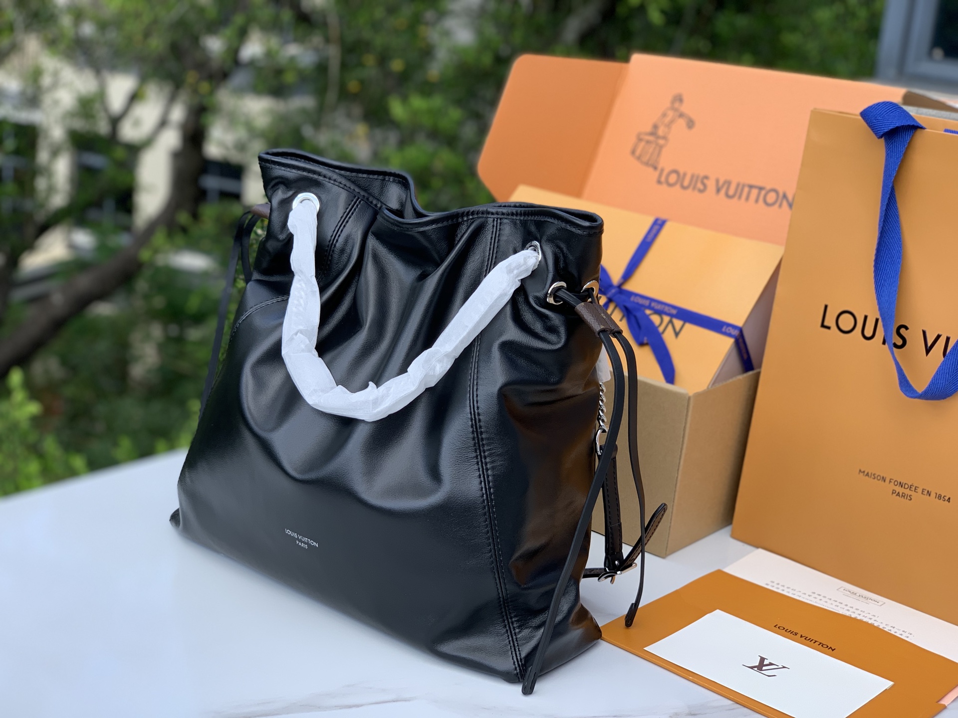 非市场普通货 进口皮料半钢五金  p1150
m25545
尺寸：33×24×11.5cm
香港渠道！LV OFF DUTY VIBE系列酷黑羊皮单肩包，松弛感时髦，该系列以酷飒全黑为主色调，两款核心单品——双肩包与中号手袋，均用质感细腻的羊皮革打造，搭配亮眼链条与LV标识，既保留高级感又不失随性；抽绳设计则兼顾了“能装”的实用性与“不费力”的松弛感，完美适配日常出街的炸场需求。