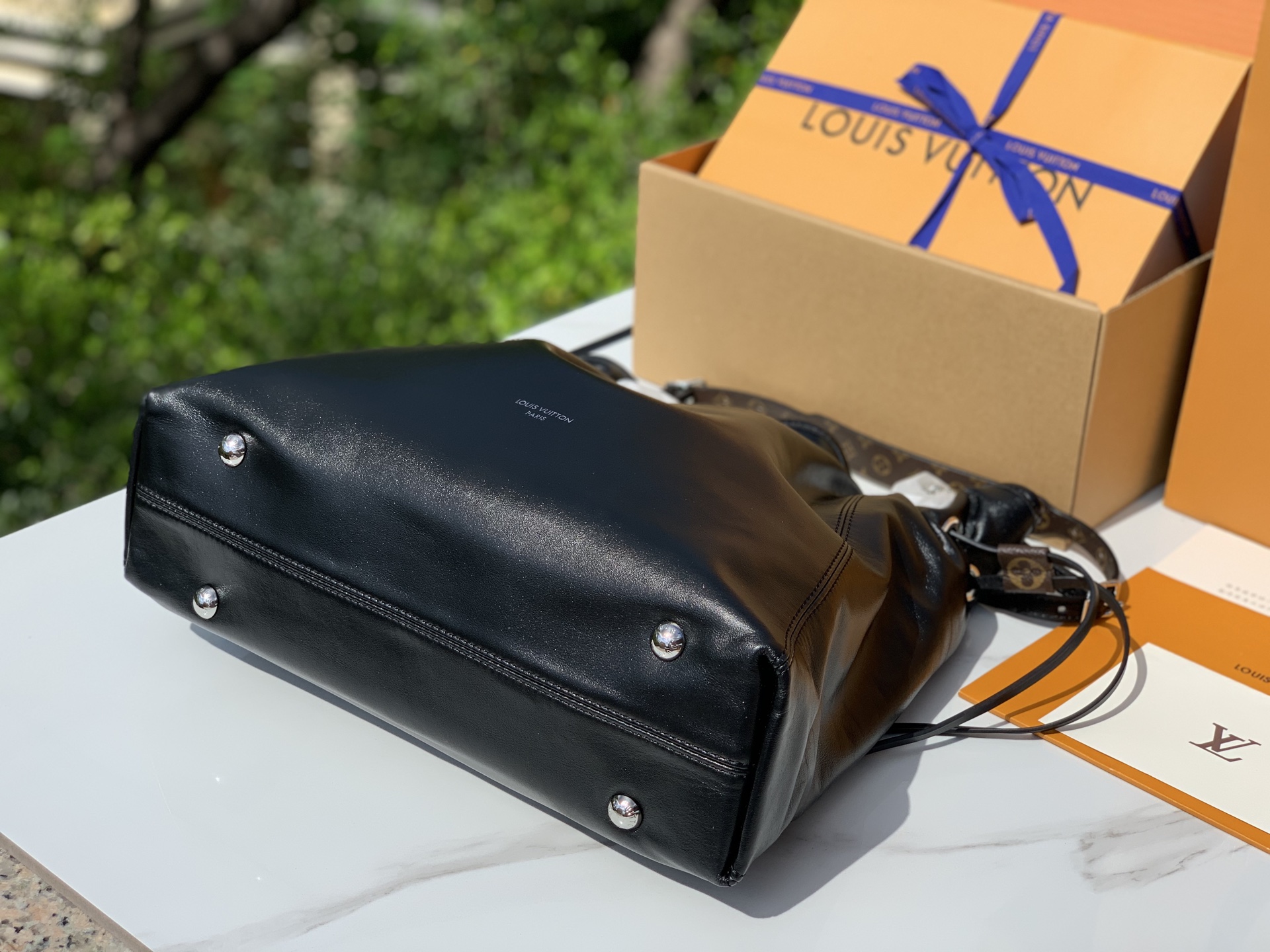 非市场普通货 进口皮料半钢五金  p1150
m25545
尺寸：33×24×11.5cm
香港渠道！LV OFF DUTY VIBE系列酷黑羊皮单肩包，松弛感时髦，该系列以酷飒全黑为主色调，两款核心单品——双肩包与中号手袋，均用质感细腻的羊皮革打造，搭配亮眼链条与LV标识，既保留高级感又不失随性；抽绳设计则兼顾了“能装”的实用性与“不费力”的松弛感，完美适配日常出街的炸场需求。