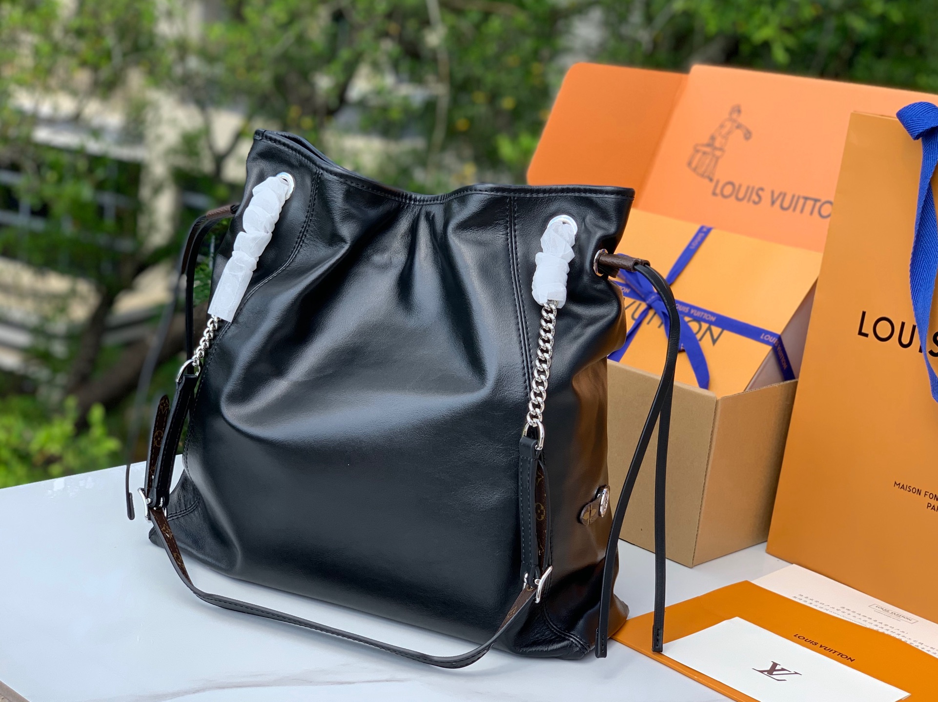 非市场普通货 进口皮料半钢五金  p1150
m25545
尺寸：33×24×11.5cm
香港渠道！LV OFF DUTY VIBE系列酷黑羊皮单肩包，松弛感时髦，该系列以酷飒全黑为主色调，两款核心单品——双肩包与中号手袋，均用质感细腻的羊皮革打造，搭配亮眼链条与LV标识，既保留高级感又不失随性；抽绳设计则兼顾了“能装”的实用性与“不费力”的松弛感，完美适配日常出街的炸场需求。