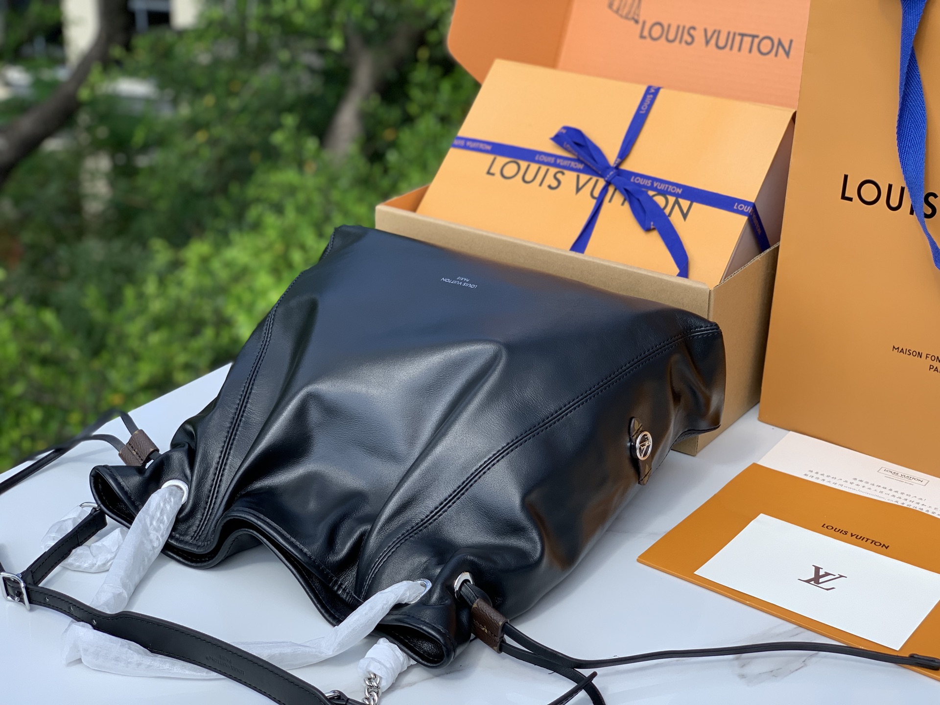 非市场普通货 进口皮料半钢五金  p1150
m25545
尺寸：33×24×11.5cm
香港渠道！LV OFF DUTY VIBE系列酷黑羊皮单肩包，松弛感时髦，该系列以酷飒全黑为主色调，两款核心单品——双肩包与中号手袋，均用质感细腻的羊皮革打造，搭配亮眼链条与LV标识，既保留高级感又不失随性；抽绳设计则兼顾了“能装”的实用性与“不费力”的松弛感，完美适配日常出街的炸场需求。