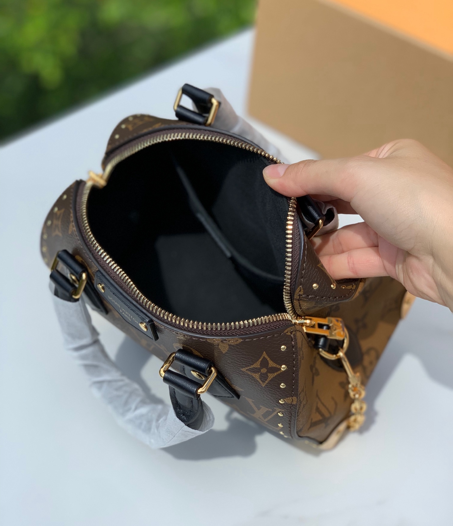 【原厂特惠】 💰980  m13146
尺寸：20×11×16cm
渠道出货！LV2025早春系列 Speedy 20 铆钉秀款枕头包，这款手袋是LV 2025早春系列的亮点单品，核心设计为酷黑皮革与小巧老花的碰撞，搭配铆钉元素，打破了经典Speedy系列的优雅感，注入更前卫的街头酷感，精准契合时尚达人对“秀款独特性”的追求。