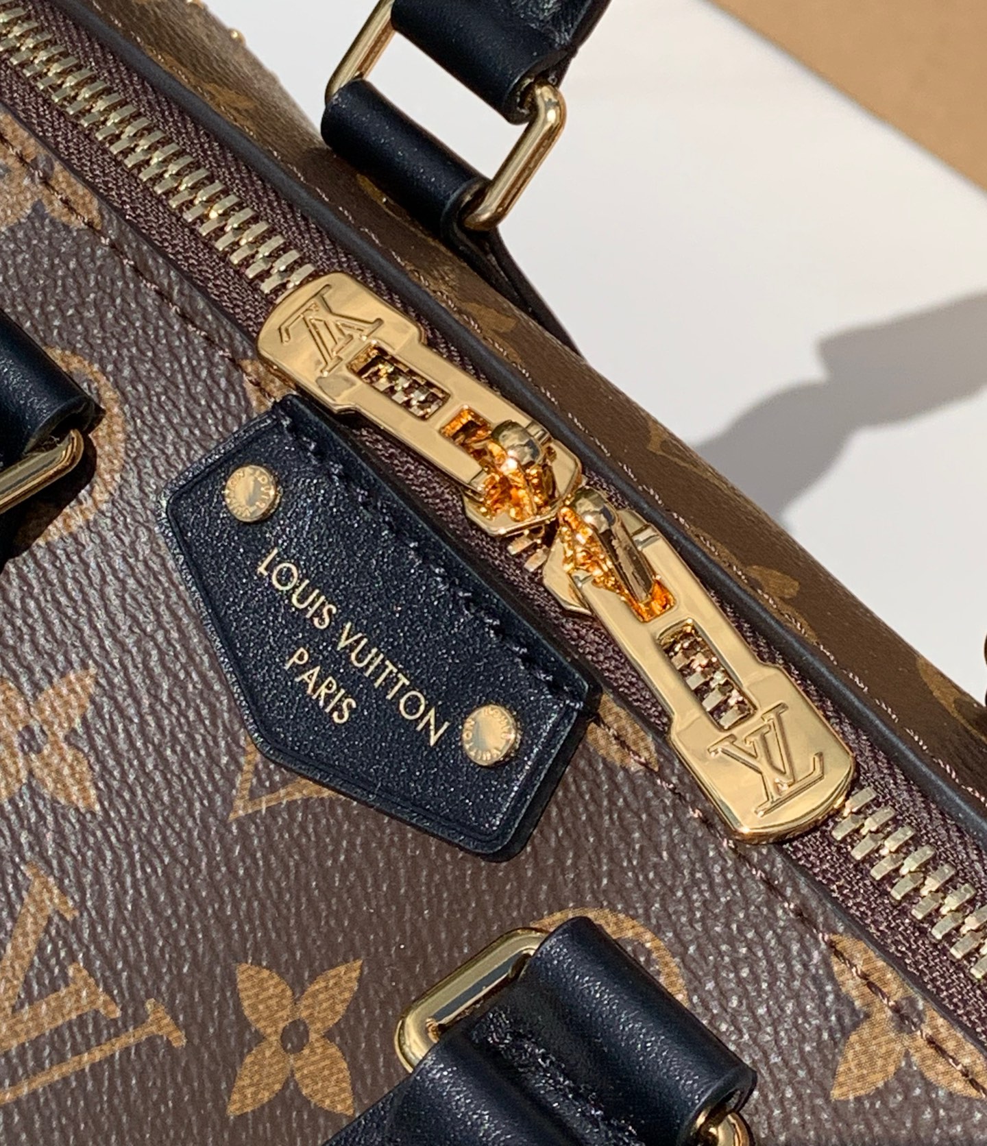 【原厂特惠】 💰980  m13146
尺寸：20×11×16cm
渠道出货！LV2025早春系列 Speedy 20 铆钉秀款枕头包，这款手袋是LV 2025早春系列的亮点单品，核心设计为酷黑皮革与小巧老花的碰撞，搭配铆钉元素，打破了经典Speedy系列的优雅感，注入更前卫的街头酷感，精准契合时尚达人对“秀款独特性”的追求。