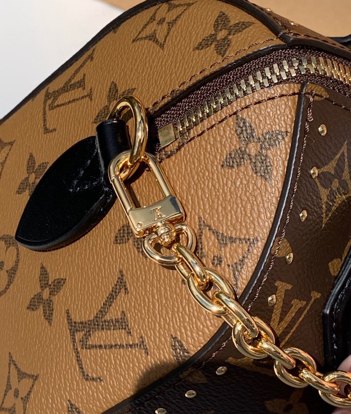 【原厂特惠】 💰980  m13146
尺寸：20×11×16cm
渠道出货！LV2025早春系列 Speedy 20 铆钉秀款枕头包，这款手袋是LV 2025早春系列的亮点单品，核心设计为酷黑皮革与小巧老花的碰撞，搭配铆钉元素，打破了经典Speedy系列的优雅感，注入更前卫的街头酷感，精准契合时尚达人对“秀款独特性”的追求。