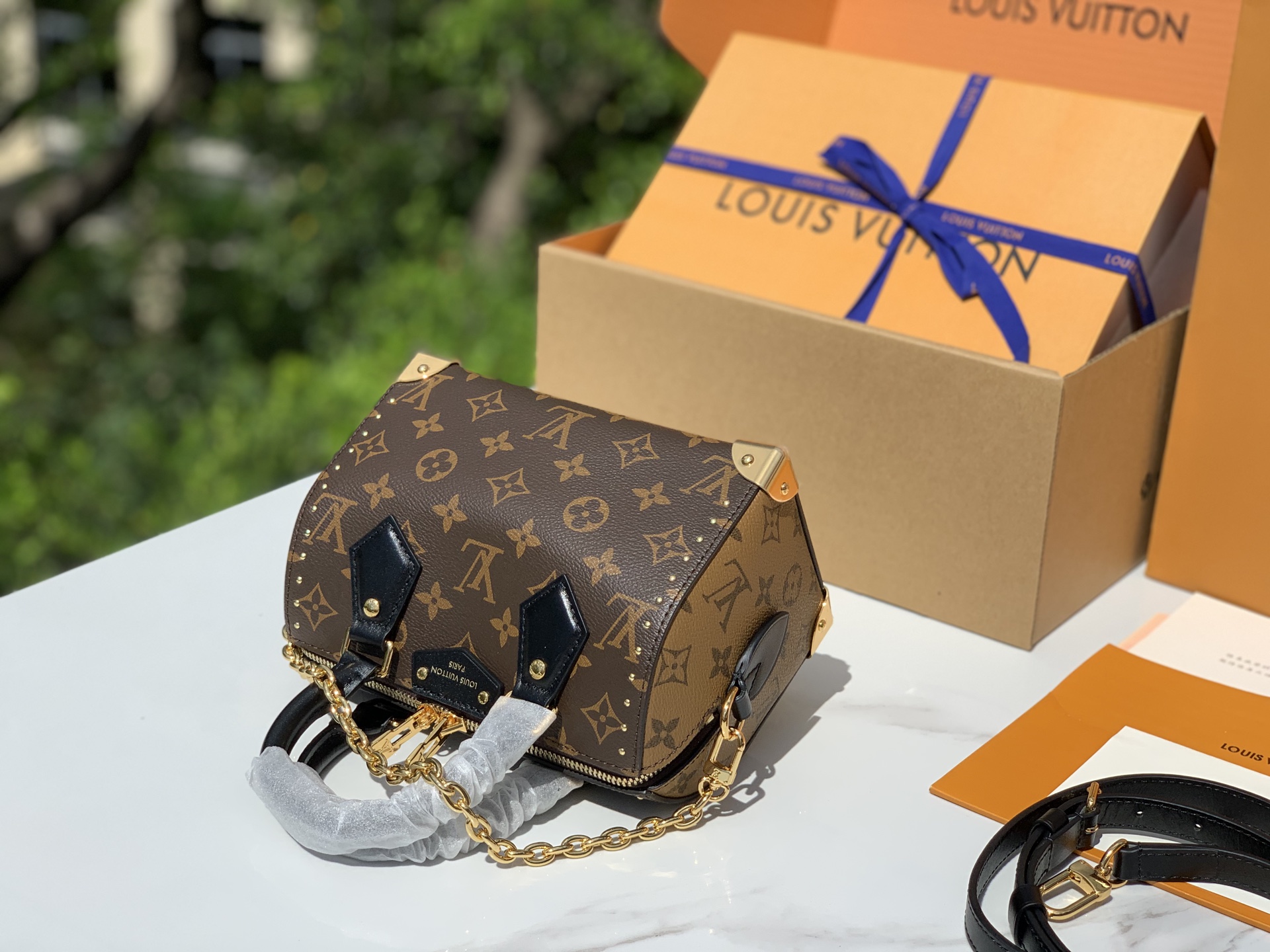 【原厂特惠】 💰980  m13146
尺寸：20×11×16cm
渠道出货！LV2025早春系列 Speedy 20 铆钉秀款枕头包，这款手袋是LV 2025早春系列的亮点单品，核心设计为酷黑皮革与小巧老花的碰撞，搭配铆钉元素，打破了经典Speedy系列的优雅感，注入更前卫的街头酷感，精准契合时尚达人对“秀款独特性”的追求。