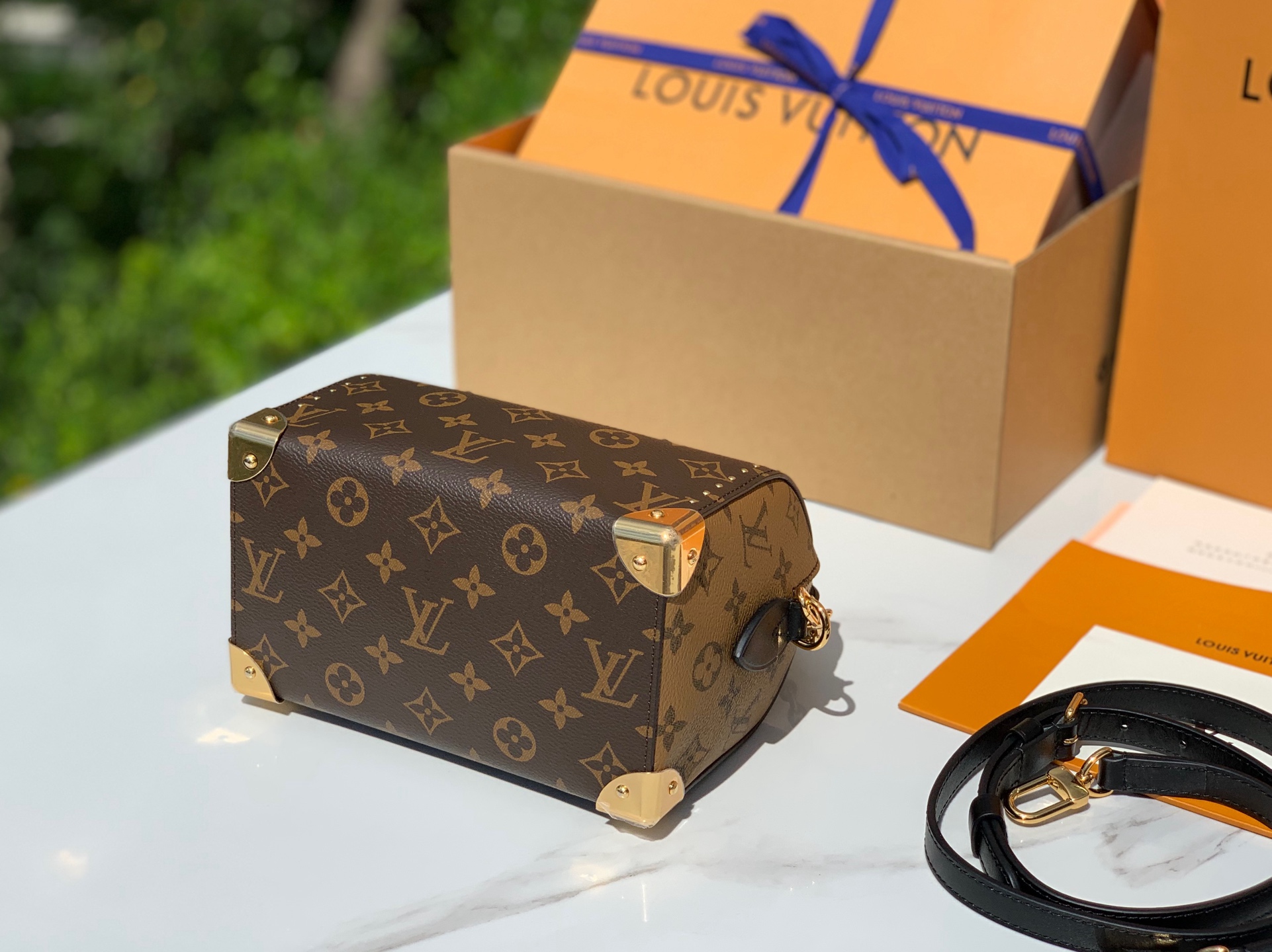 【原厂特惠】 💰980  m13146
尺寸：20×11×16cm
渠道出货！LV2025早春系列 Speedy 20 铆钉秀款枕头包，这款手袋是LV 2025早春系列的亮点单品，核心设计为酷黑皮革与小巧老花的碰撞，搭配铆钉元素，打破了经典Speedy系列的优雅感，注入更前卫的街头酷感，精准契合时尚达人对“秀款独特性”的追求。