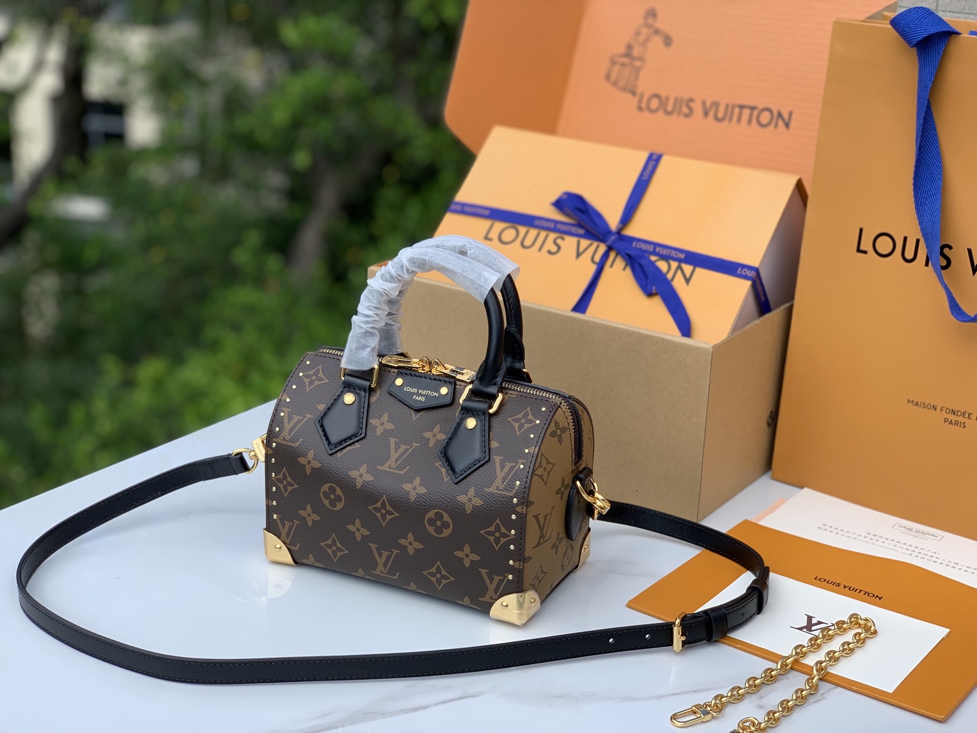 【原厂特惠】 💰980  m13146
尺寸：20×11×16cm
渠道出货！LV2025早春系列 Speedy 20 铆钉秀款枕头包，这款手袋是LV 2025早春系列的亮点单品，核心设计为酷黑皮革与小巧老花的碰撞，搭配铆钉元素，打破了经典Speedy系列的优雅感，注入更前卫的街头酷感，精准契合时尚达人对“秀款独特性”的追求。