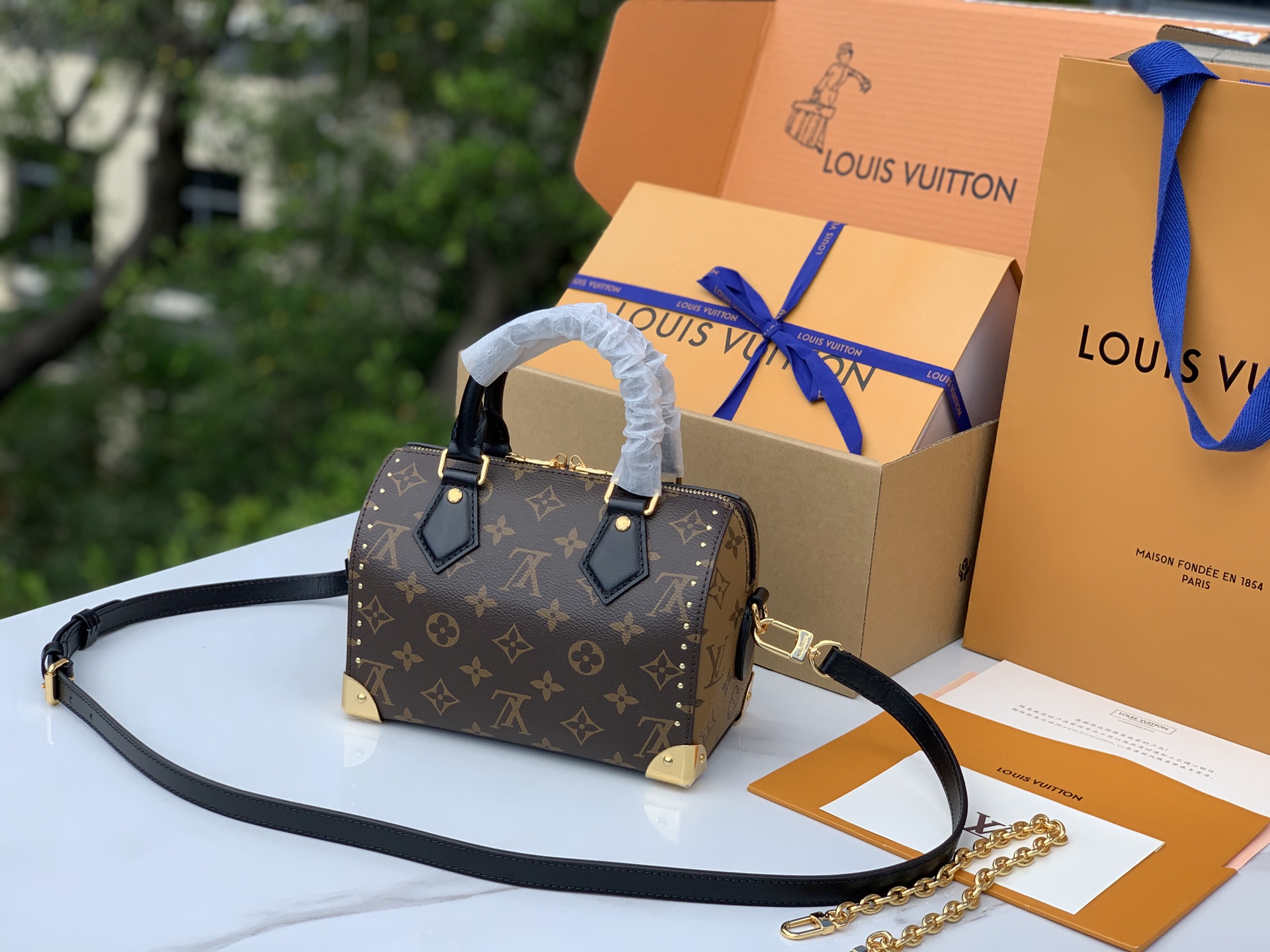 【原厂特惠】 💰980  m13146
尺寸：20×11×16cm
渠道出货！LV2025早春系列 Speedy 20 铆钉秀款枕头包，这款手袋是LV 2025早春系列的亮点单品，核心设计为酷黑皮革与小巧老花的碰撞，搭配铆钉元素，打破了经典Speedy系列的优雅感，注入更前卫的街头酷感，精准契合时尚达人对“秀款独特性”的追求。