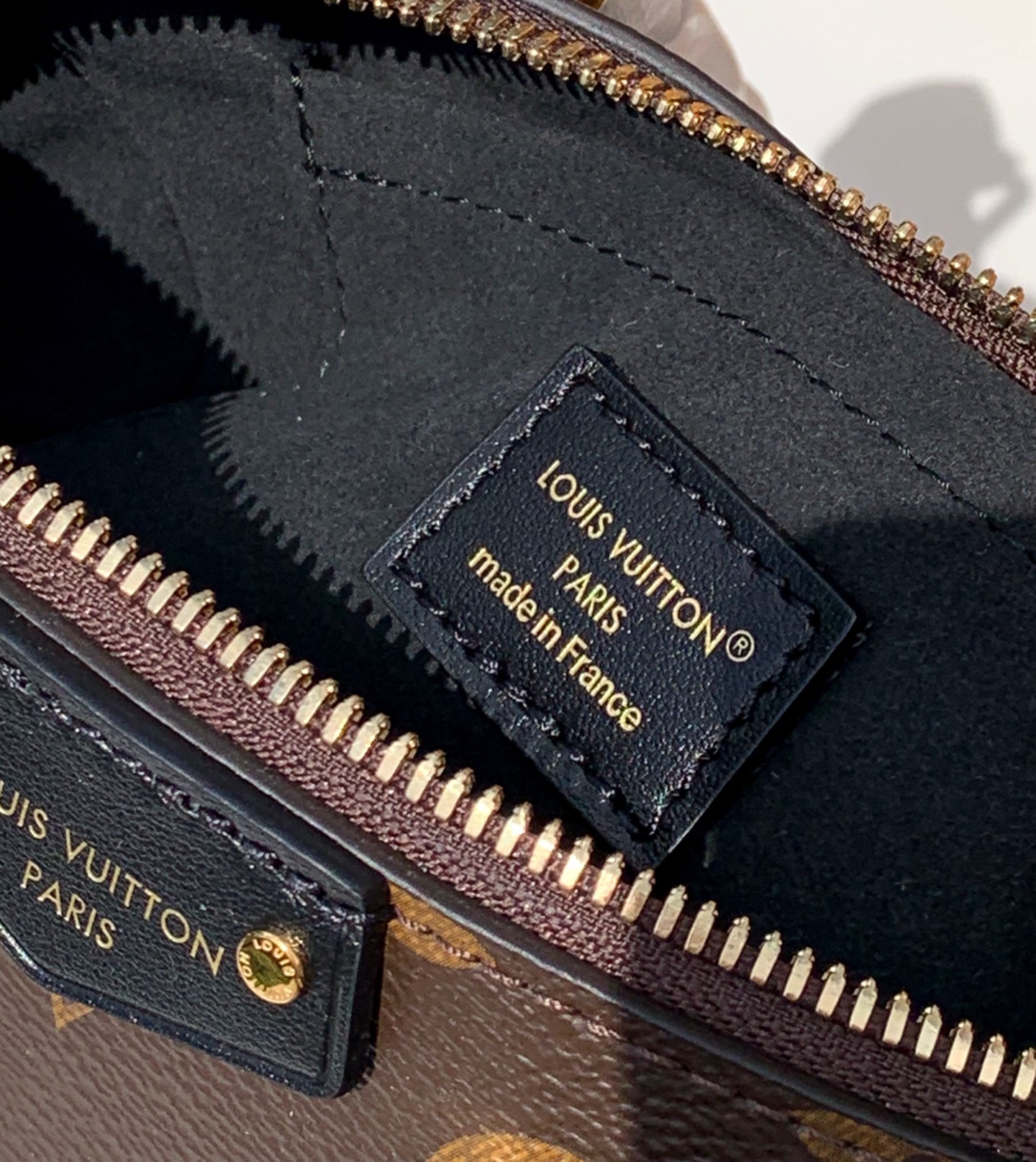 【原厂特惠】 💰980  m13146
尺寸：20×11×16cm
渠道出货！LV2025早春系列 Speedy 20 铆钉秀款枕头包，这款手袋是LV 2025早春系列的亮点单品，核心设计为酷黑皮革与小巧老花的碰撞，搭配铆钉元素，打破了经典Speedy系列的优雅感，注入更前卫的街头酷感，精准契合时尚达人对“秀款独特性”的追求。