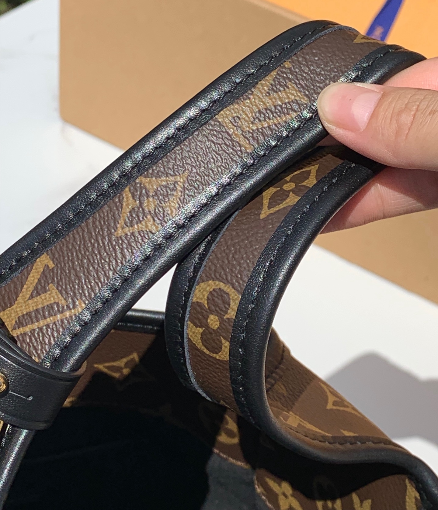 【原厂特惠】 💰880  m12940
尺寸：28/15/12cm
渠道出货，LV 2025年新款The Drop腋下包，确实魅力十足，它汲取了2018年问世的Flower Hobo手袋的灵感。复古爱好者的“一眼沦陷款” 采用经典Monogram帆布，搭配现代极简廓形，呈现出复古与时尚结合的独特风格。做旧的黄铜挂锁镶嵌在深邃的皮革滚边里，为包包增添了复古韵味和细节感。