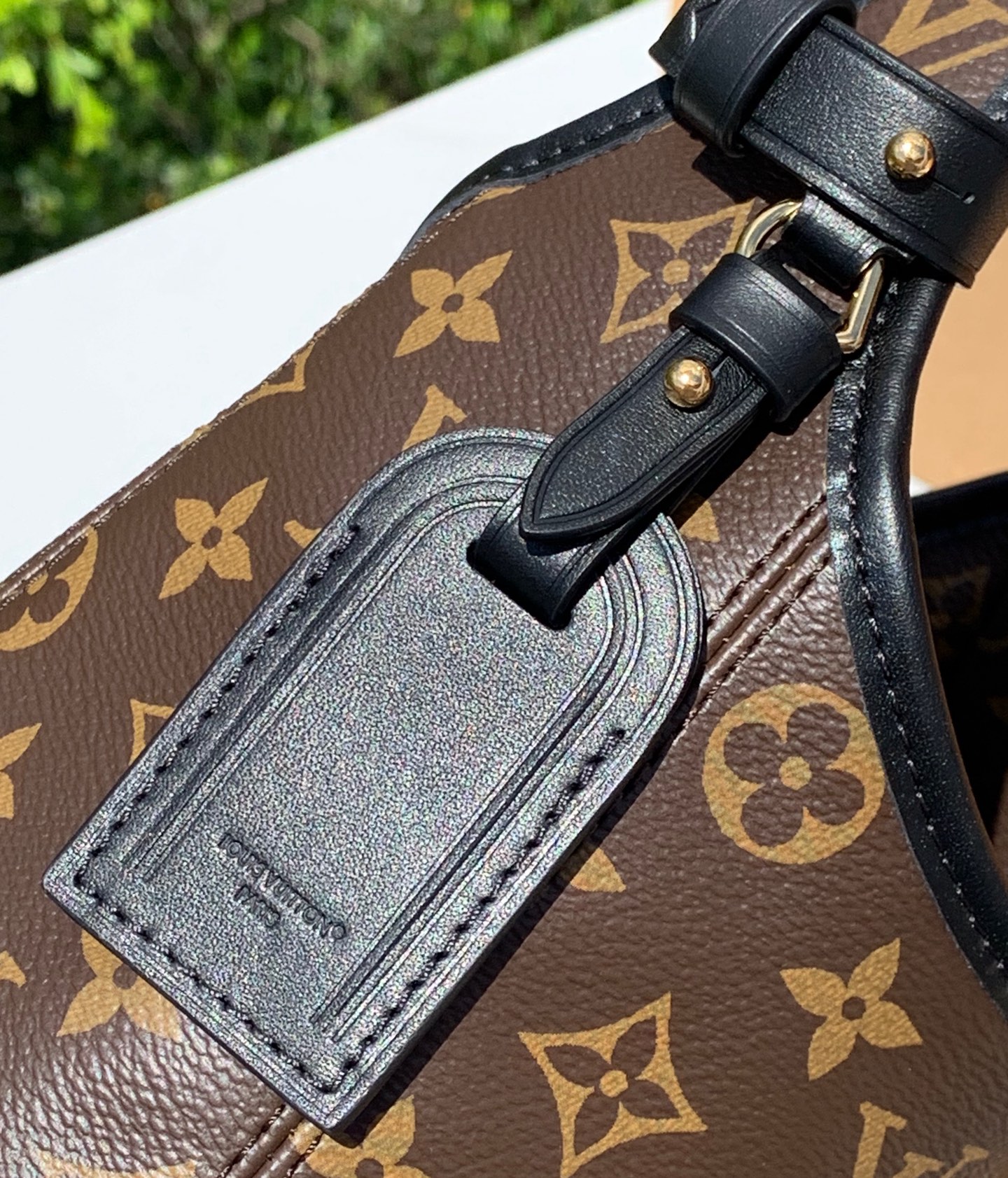 【原厂特惠】 💰880  m12940
尺寸：28/15/12cm
渠道出货，LV 2025年新款The Drop腋下包，确实魅力十足，它汲取了2018年问世的Flower Hobo手袋的灵感。复古爱好者的“一眼沦陷款” 采用经典Monogram帆布，搭配现代极简廓形，呈现出复古与时尚结合的独特风格。做旧的黄铜挂锁镶嵌在深邃的皮革滚边里，为包包增添了复古韵味和细节感。