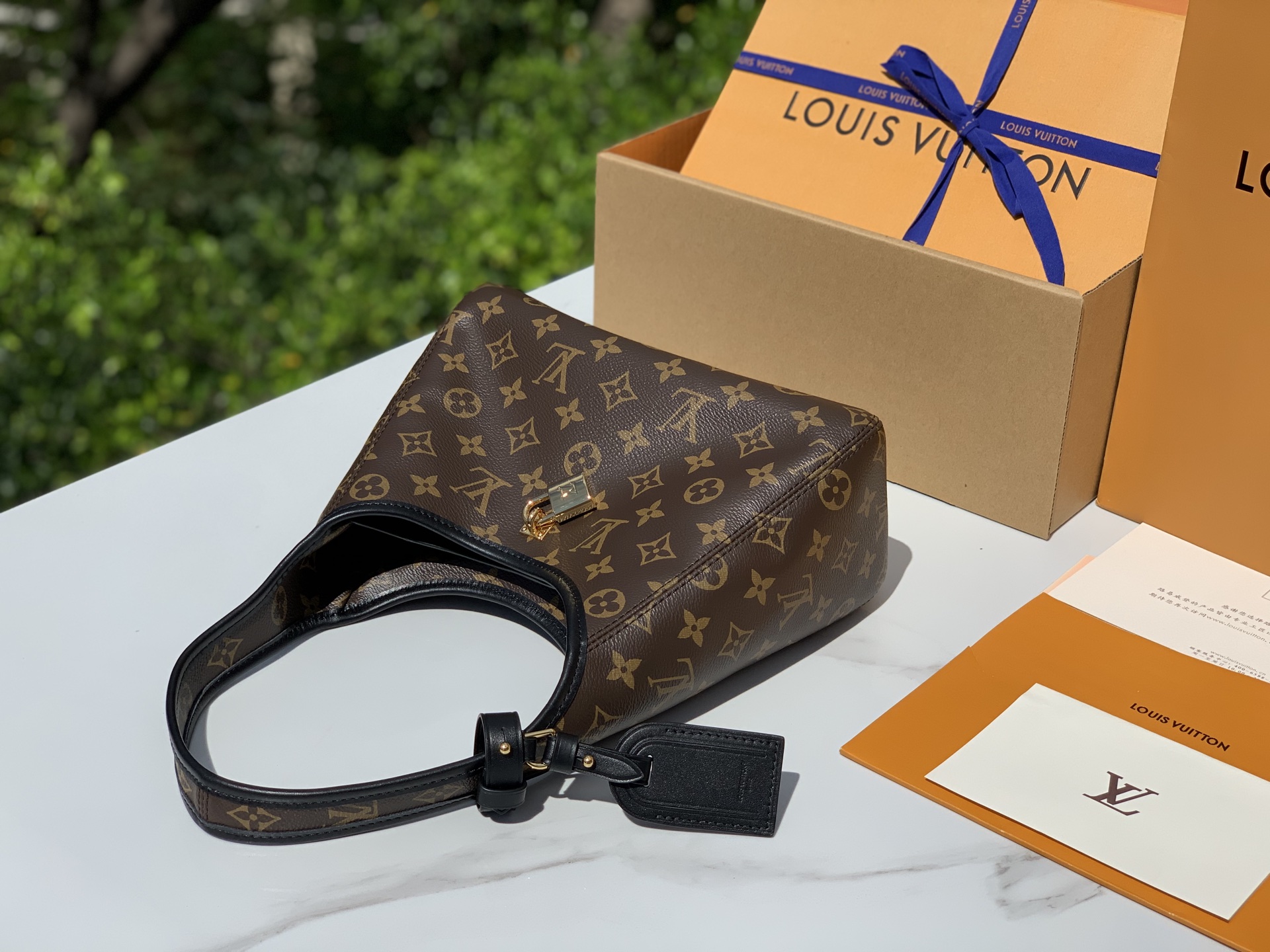 【原厂特惠】 💰880  m12940
尺寸：28/15/12cm
渠道出货，LV 2025年新款The Drop腋下包，确实魅力十足，它汲取了2018年问世的Flower Hobo手袋的灵感。复古爱好者的“一眼沦陷款” 采用经典Monogram帆布，搭配现代极简廓形，呈现出复古与时尚结合的独特风格。做旧的黄铜挂锁镶嵌在深邃的皮革滚边里，为包包增添了复古韵味和细节感。