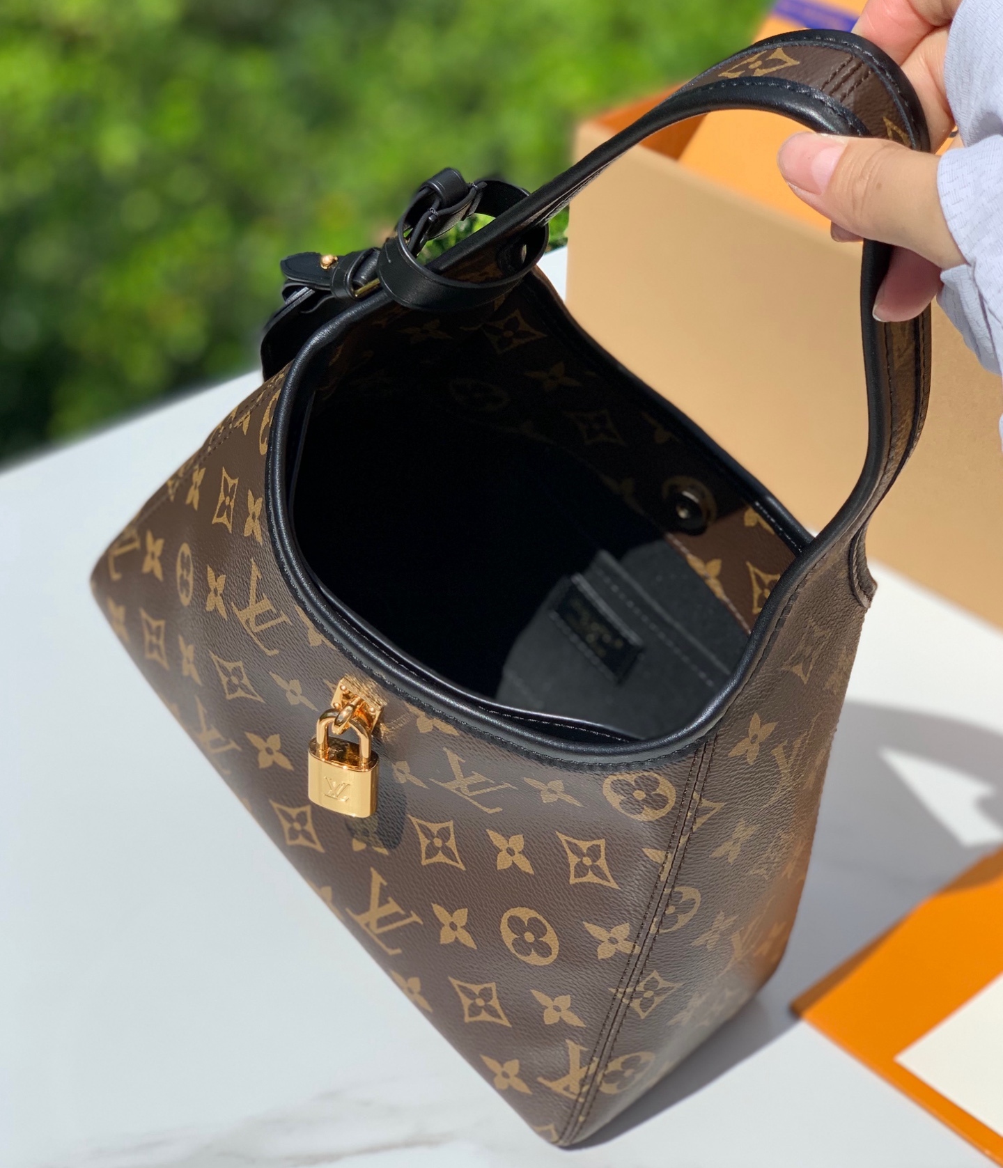 【原厂特惠】 💰880  m12940
尺寸：28/15/12cm
渠道出货，LV 2025年新款The Drop腋下包，确实魅力十足，它汲取了2018年问世的Flower Hobo手袋的灵感。复古爱好者的“一眼沦陷款” 采用经典Monogram帆布，搭配现代极简廓形，呈现出复古与时尚结合的独特风格。做旧的黄铜挂锁镶嵌在深邃的皮革滚边里，为包包增添了复古韵味和细节感。