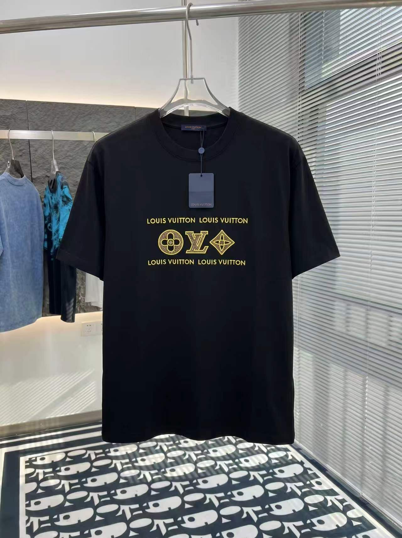 P80 Louis LV M-xxxl Camiseta de manga corta de primavera/verano 2026, con estampado de placa gruesa como tema principal…