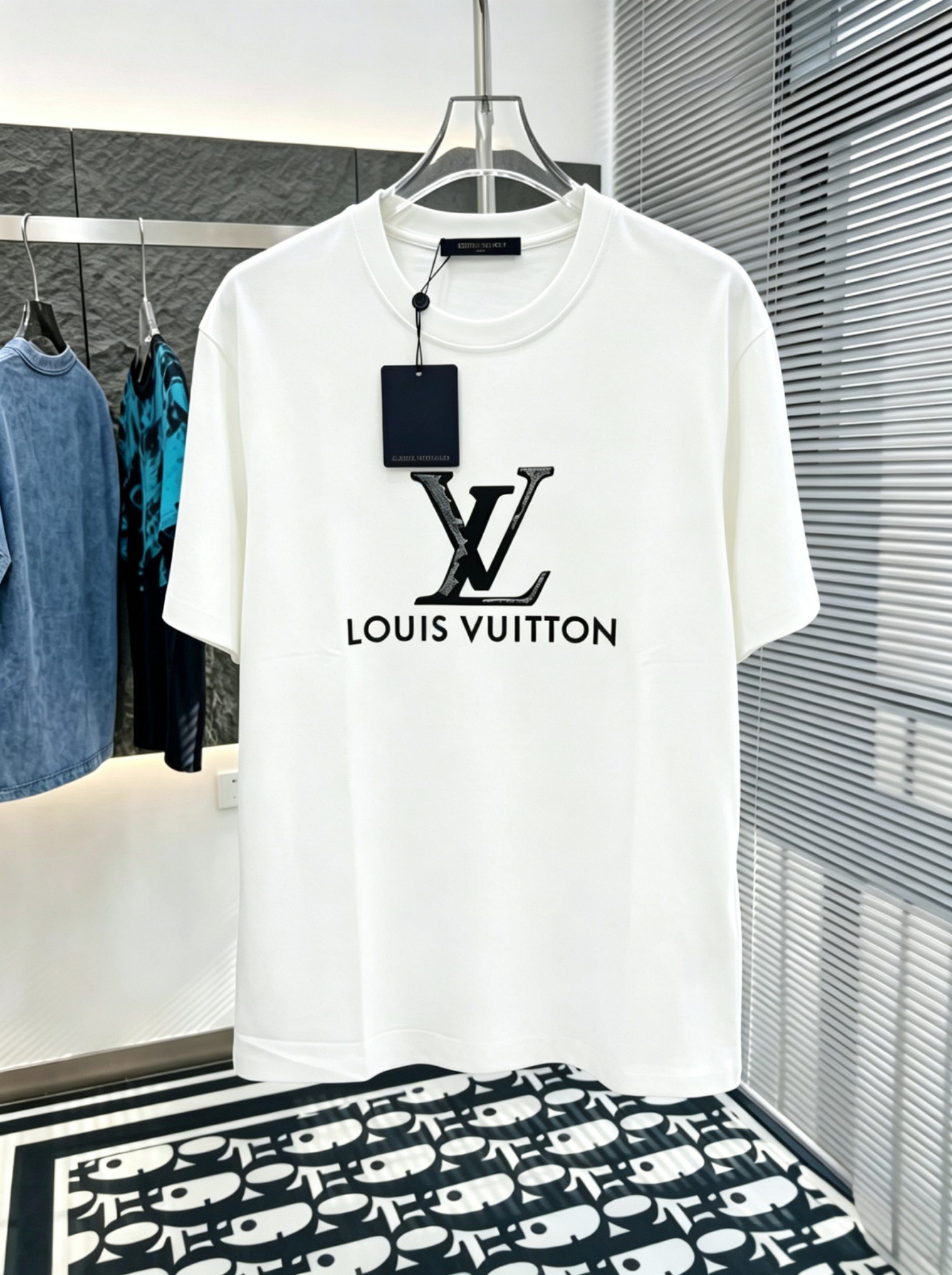P80 Louis LV M-xxxl 2026 primavera/verano manga corta, con estampado de impresión de placa gruesa como tema principal, …