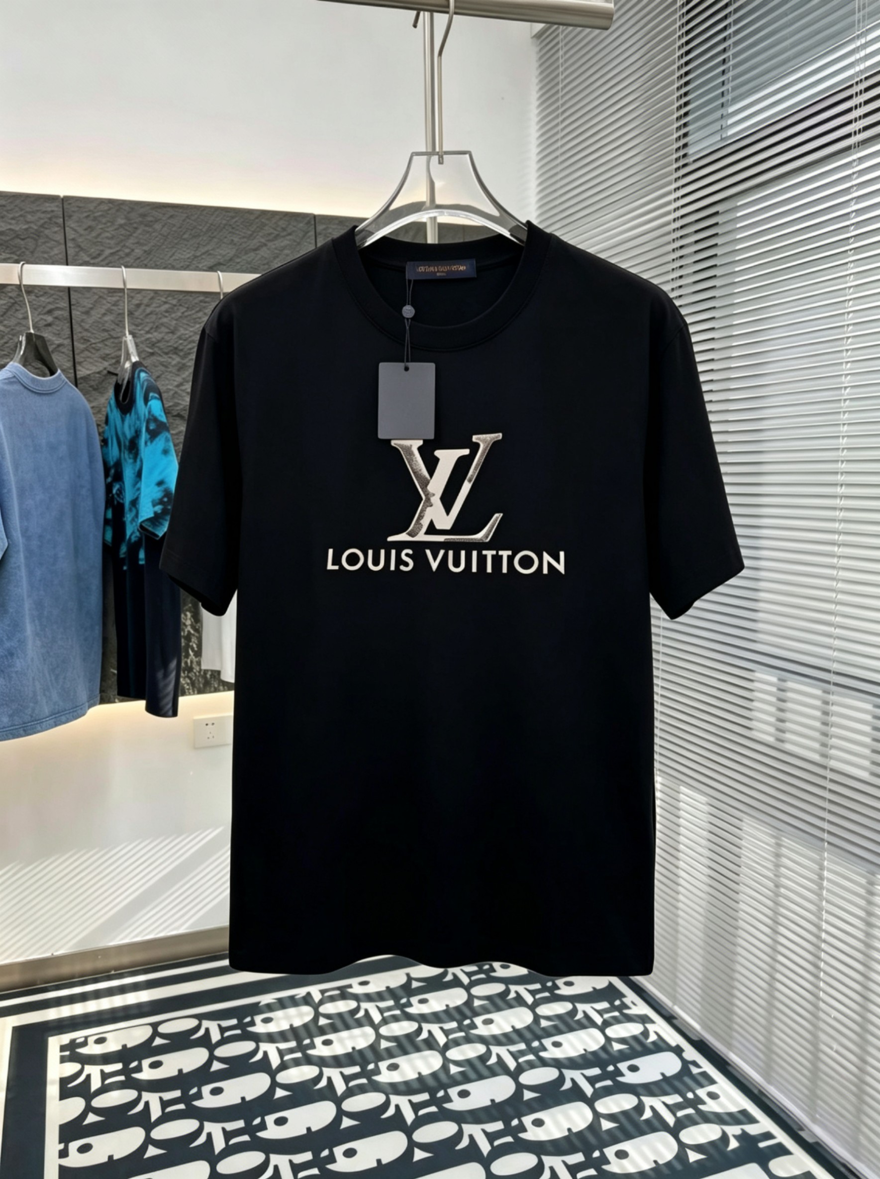 P80 Louis LV M-xxxl 2026 primavera/verano manga corta, con estampado de impresión de placa gruesa como tema principal, …