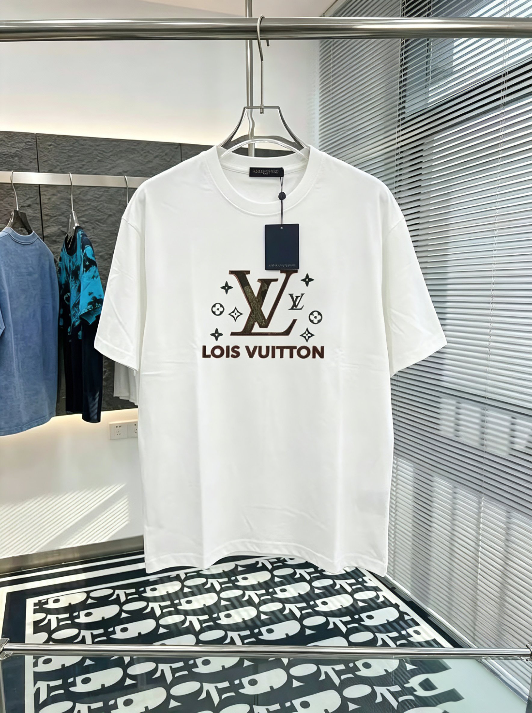 P80 Louis LV M-xxxl 2026 primavera/verano manga corta, con estampado de impresión de placa gruesa como tema principal, …