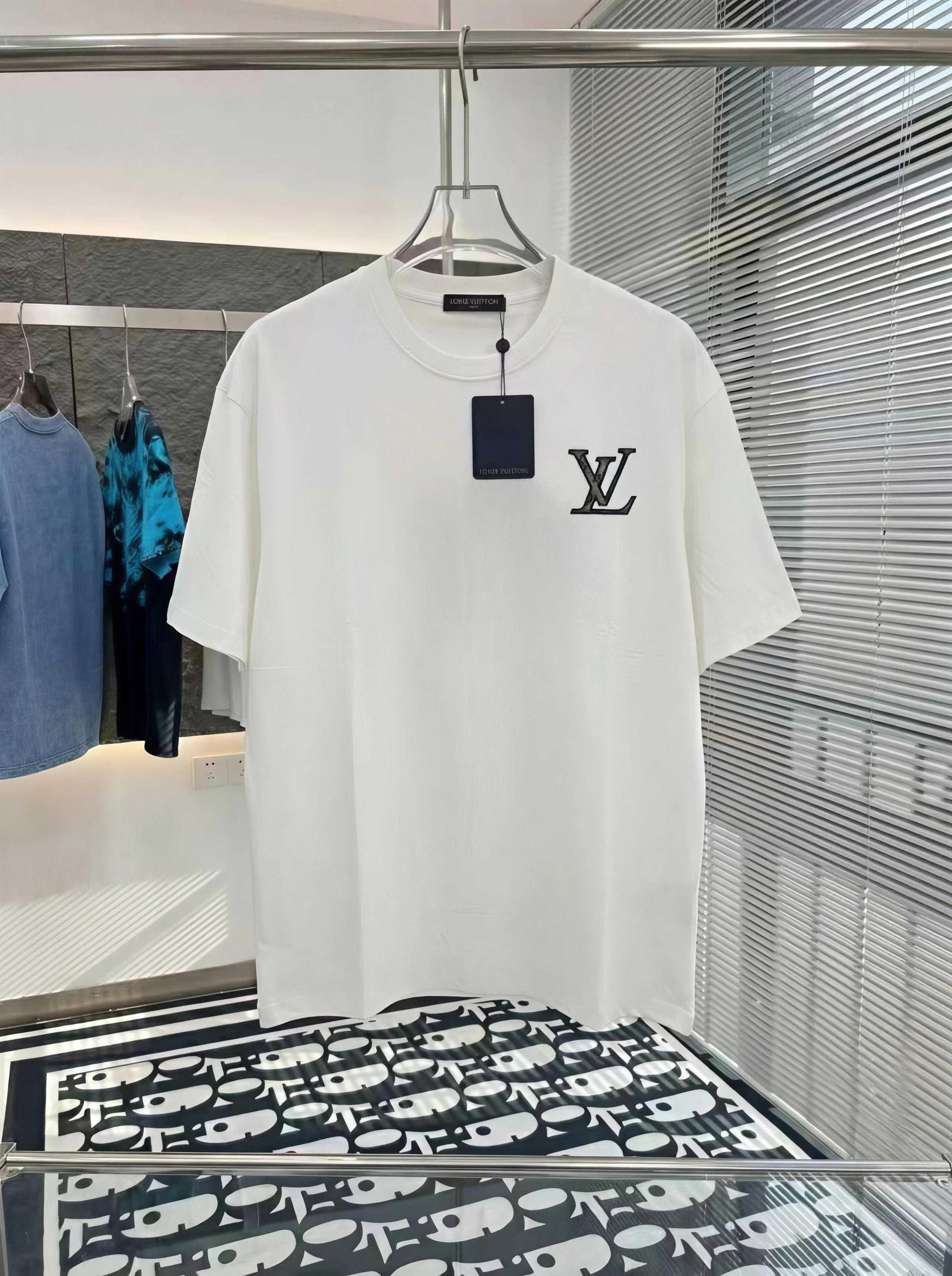 P80 Louis LV M-xxxl 2026 primavera/verano manga corta, con estampado de impresión de placa gruesa como tema principal, …