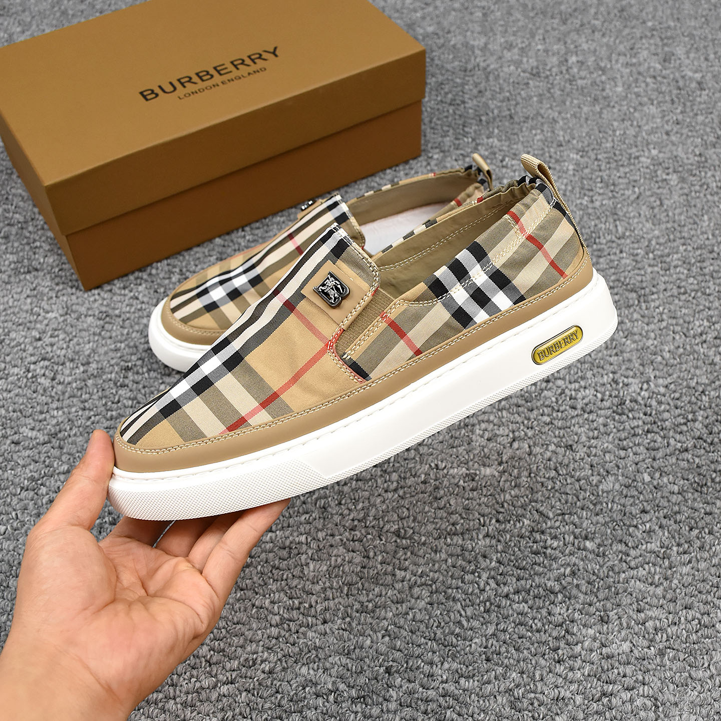 NO:886946,P (Burberry) breathable cloth shoes, the upper is made of comfortable and breathable fabric, ultra-light soft rubber foam outsole. Men's model 38-44.,,burberry19860909P（巴宝莉）透气小布鞋,鞋面采用舒适透气布料,超轻软橡胶发泡大底.男款38-44.,,burberry,Men's shoes