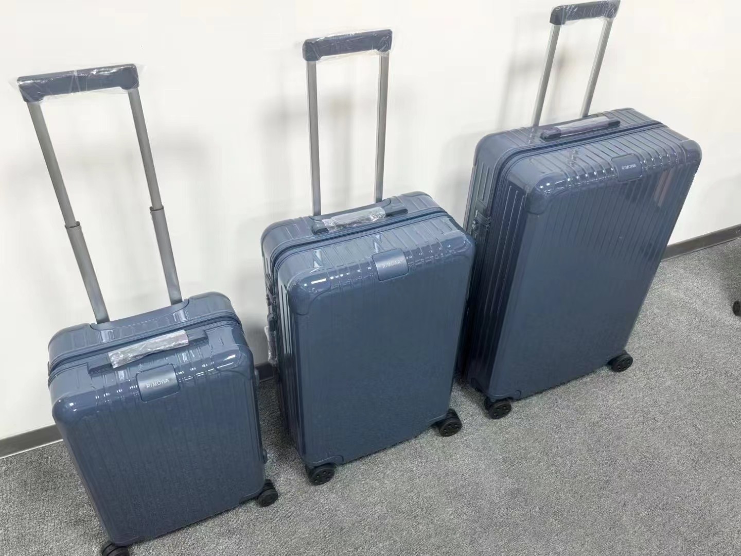 Rimowa Essential Cabin Suitcase, Deep Sea Blue, 21-33 inch, Original Design 8 a1734664431738 5823