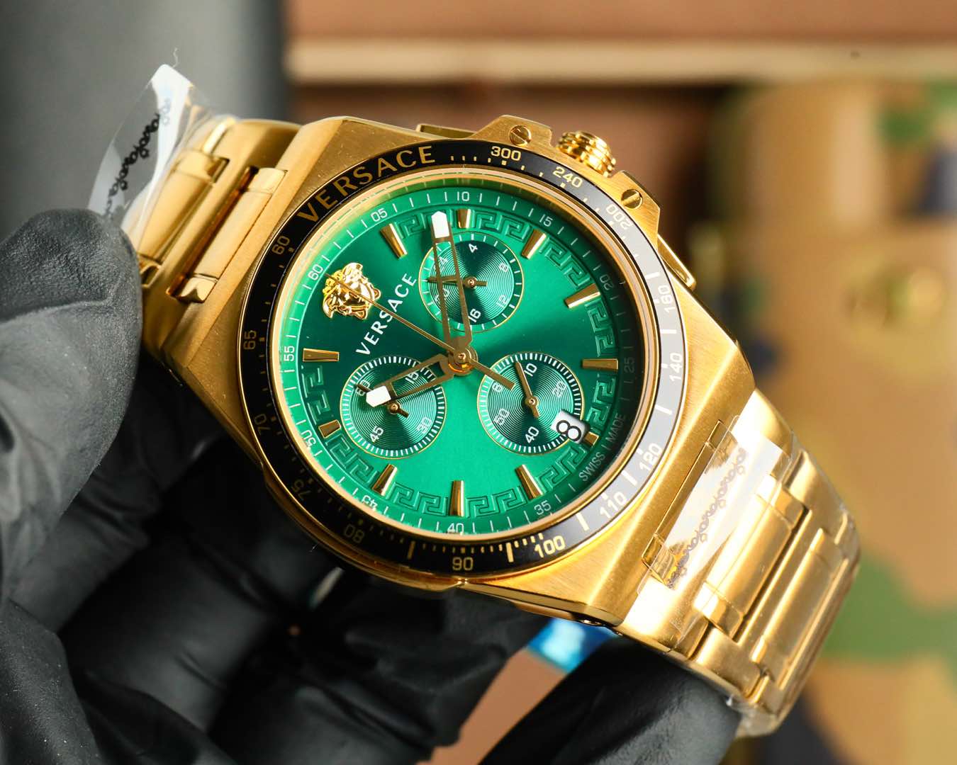 Luxurious VERSACE 2025 Watch: Swiss Timepiece with Greek Design and Medusa Sculptor. - 图片 4
