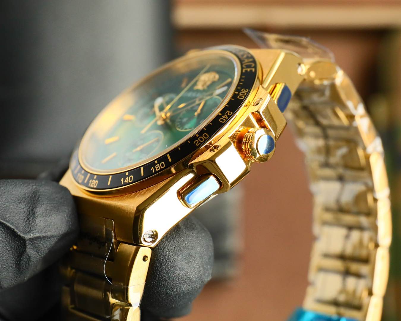 Luxurious VERSACE 2025 Watch: Swiss Timepiece with Greek Design and Medusa Sculptor. - 图片 5