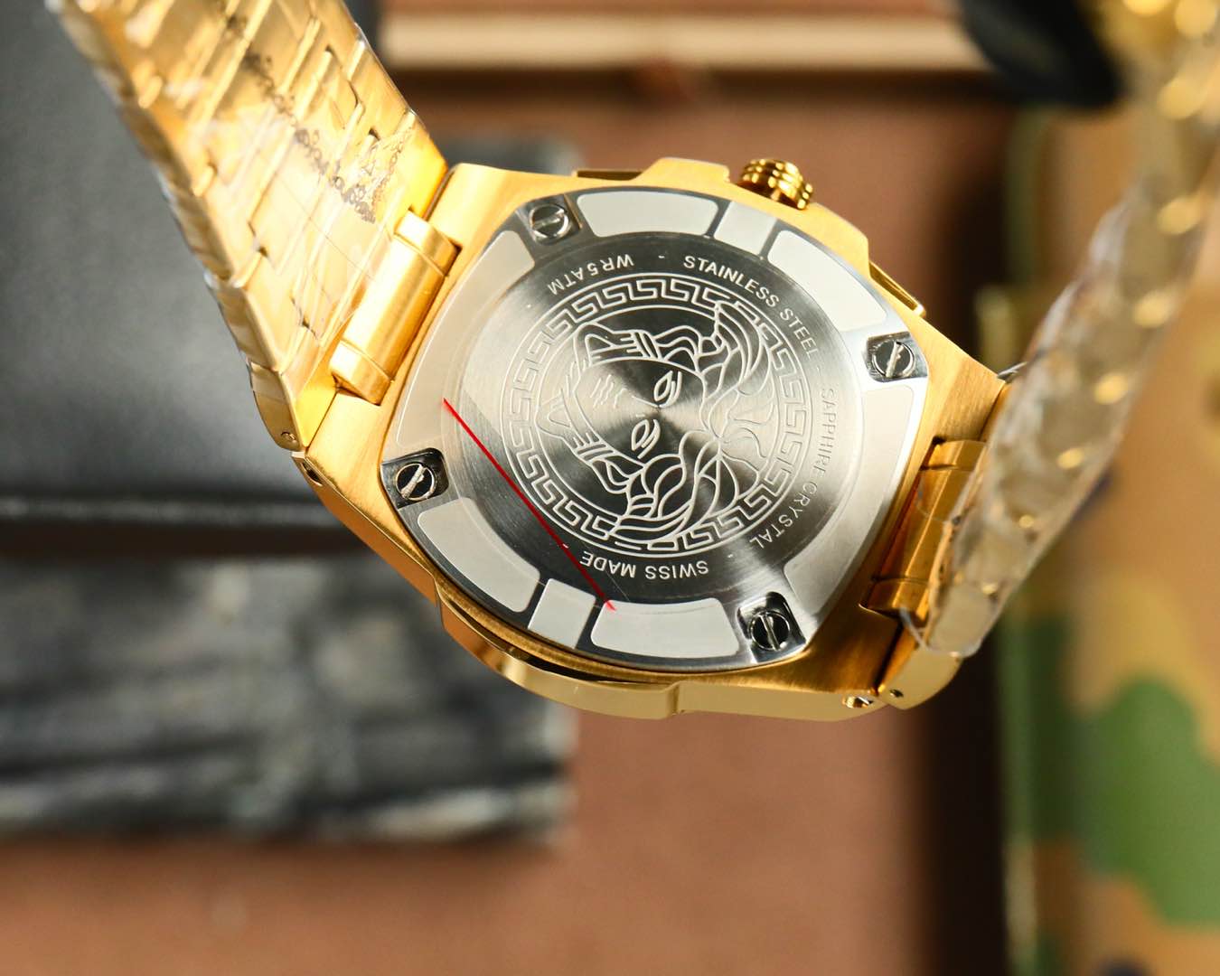 Luxurious VERSACE 2025 Watch: Swiss Timepiece with Greek Design and Medusa Sculptor. - 图片 9