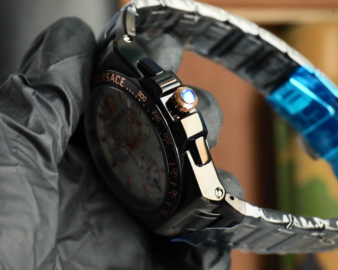 Luxurious VERSACE 2025 Watch: Swiss Timepiece with Greek Design and Medusa Sculptor. - 图片 4