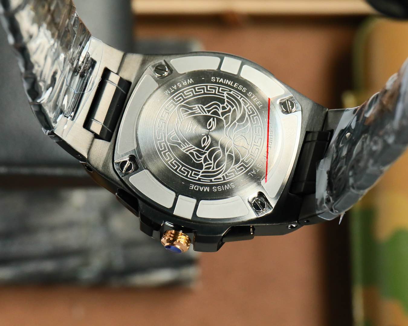 Luxurious VERSACE 2025 Watch: Swiss Timepiece with Greek Design and Medusa Sculptor. - 图片 8
