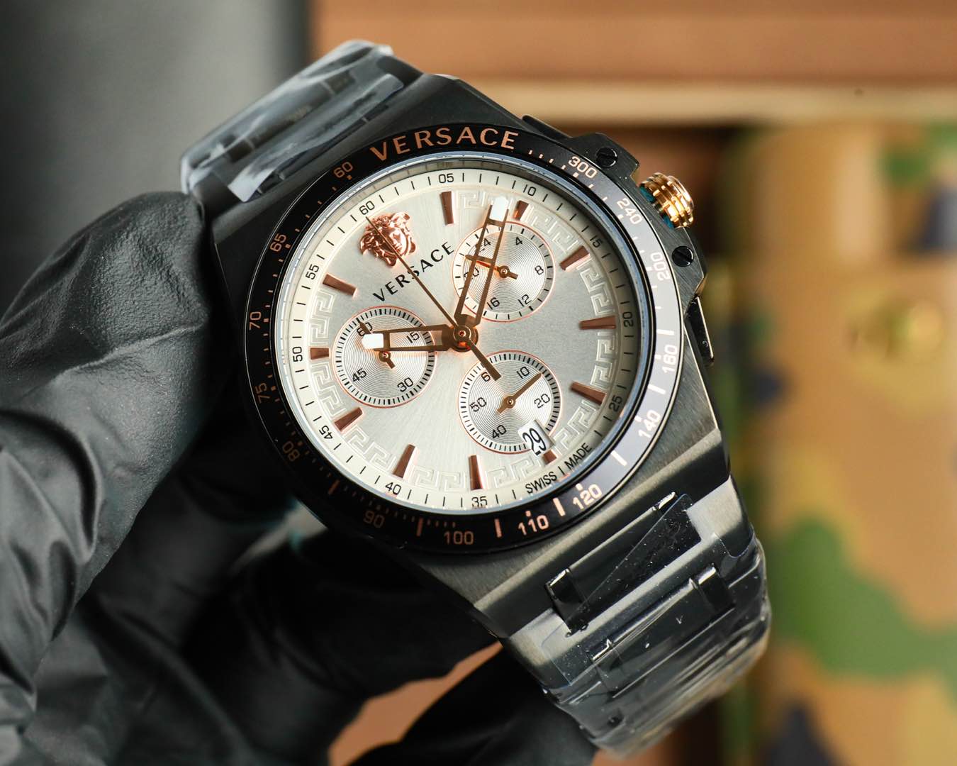 Luxurious VERSACE 2025 Watch: Swiss Timepiece with Greek Design and Medusa Sculptor. - 图片 2