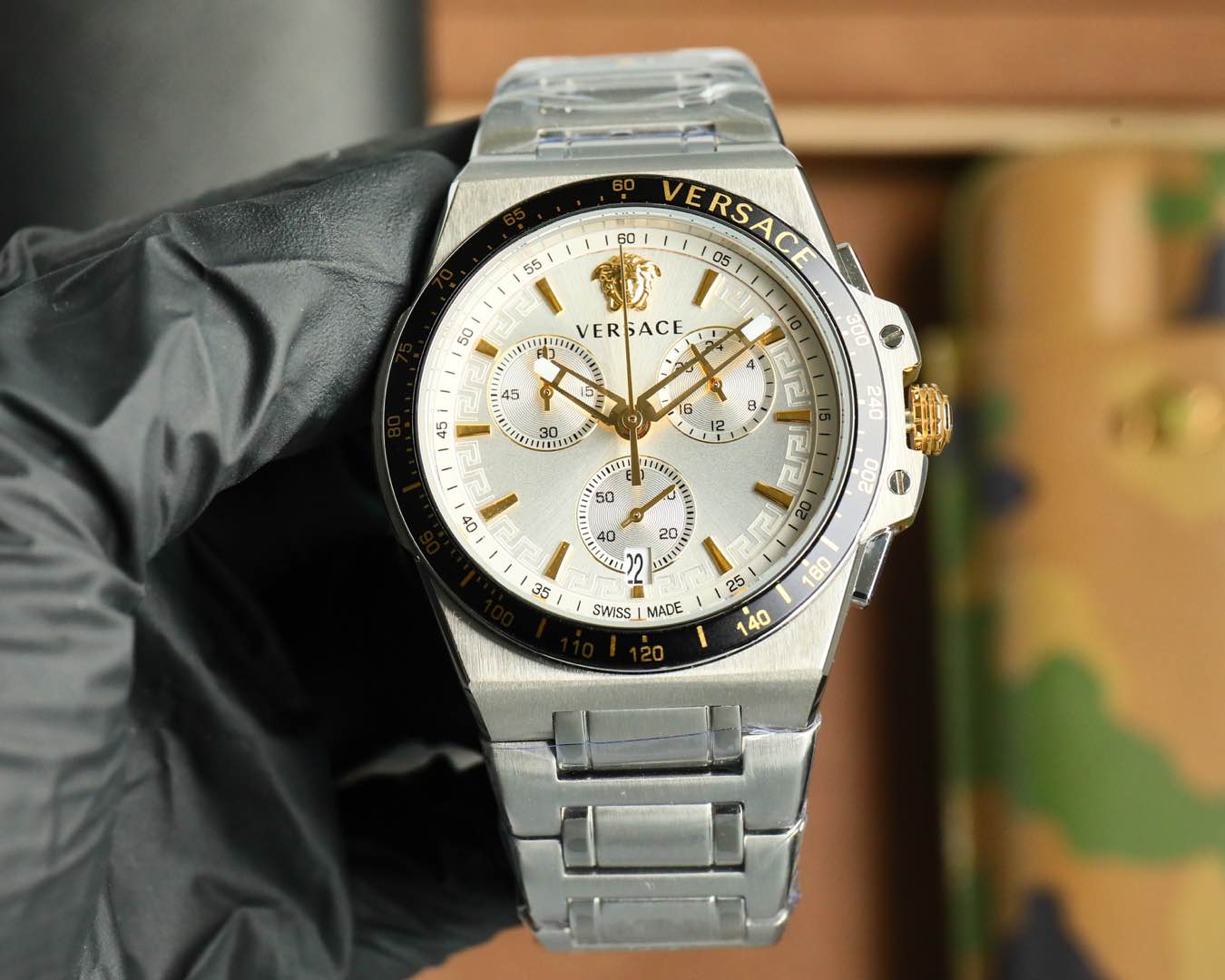 Luxurious VERSACE 2025 Watch: Swiss Timepiece with Greek Design and Medusa Sculptor. - 图片 9